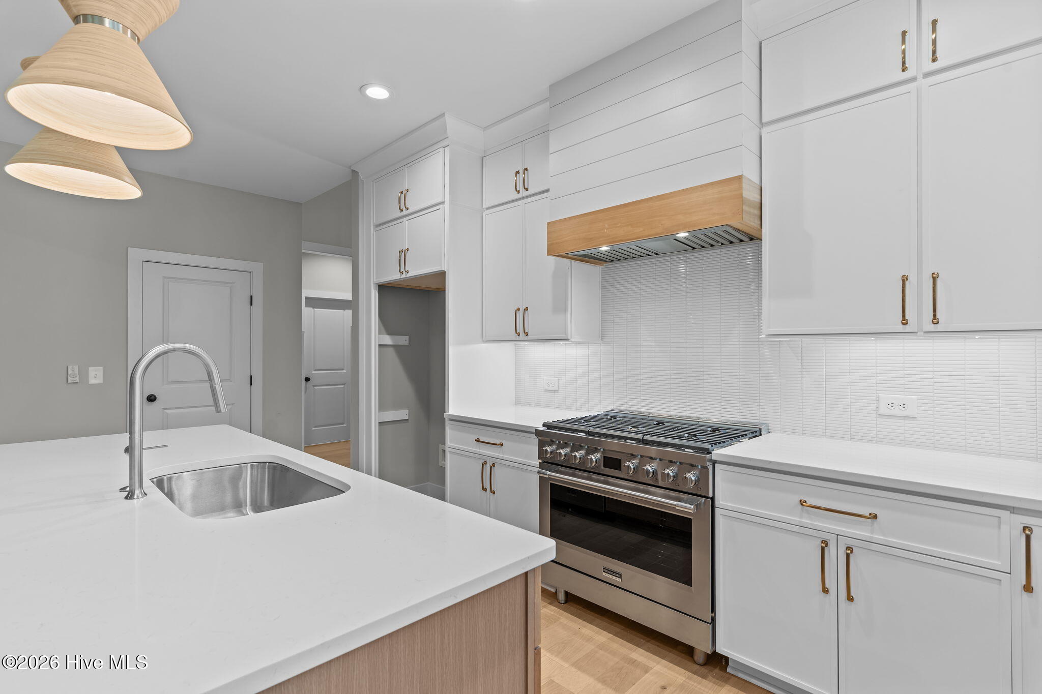 100548925 | Photo 23