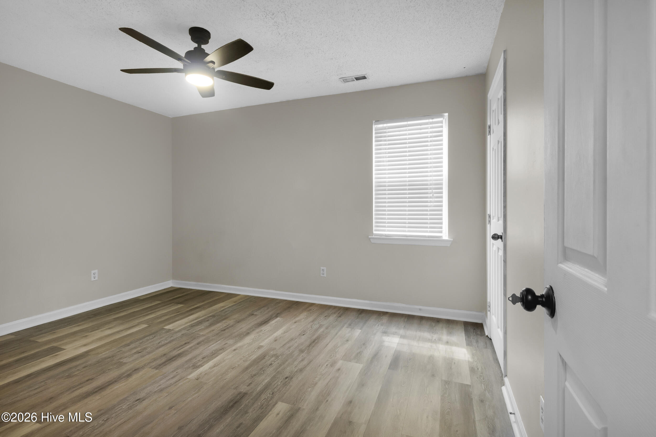 100565936 | Photo 12