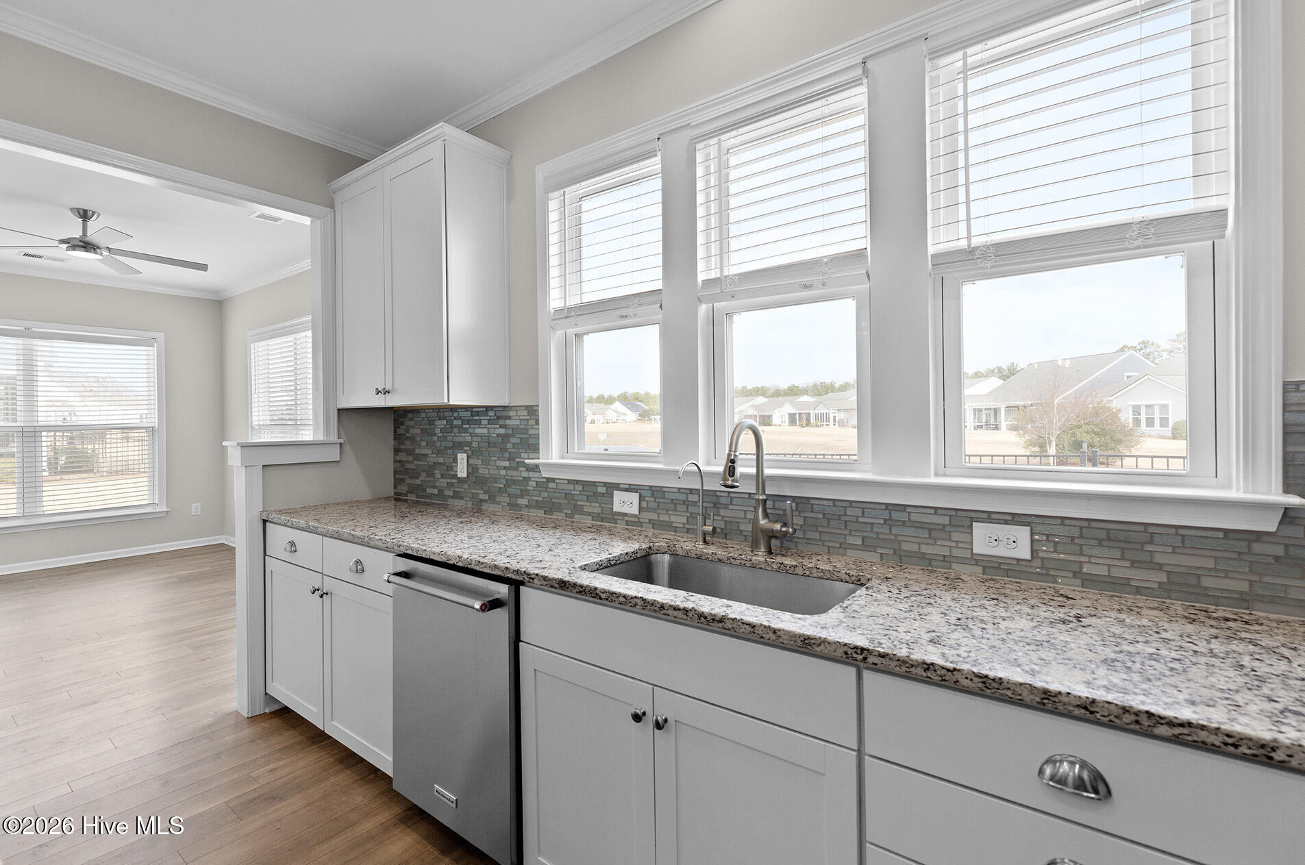 100554927 | Photo 16