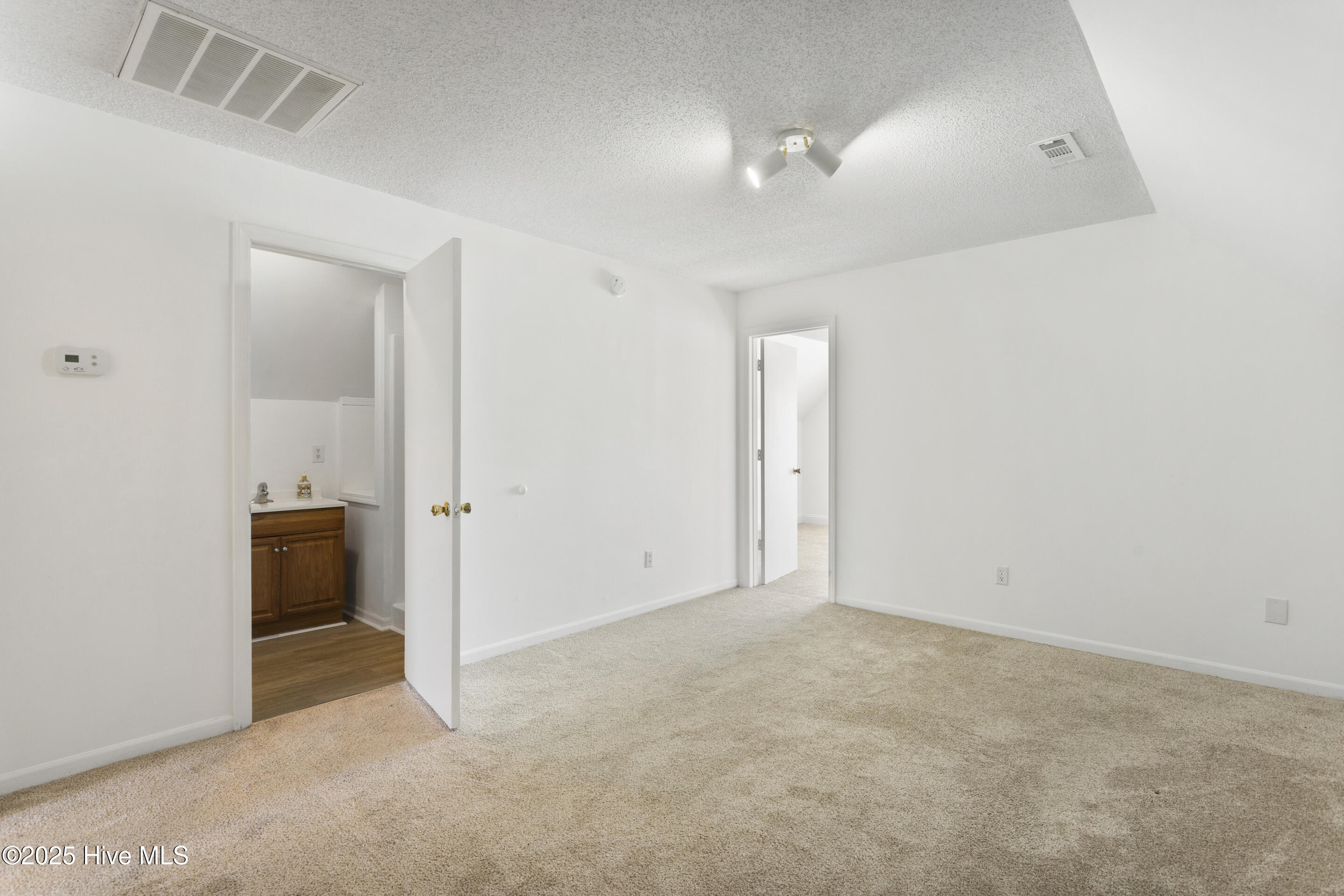 100548338 | Photo 28