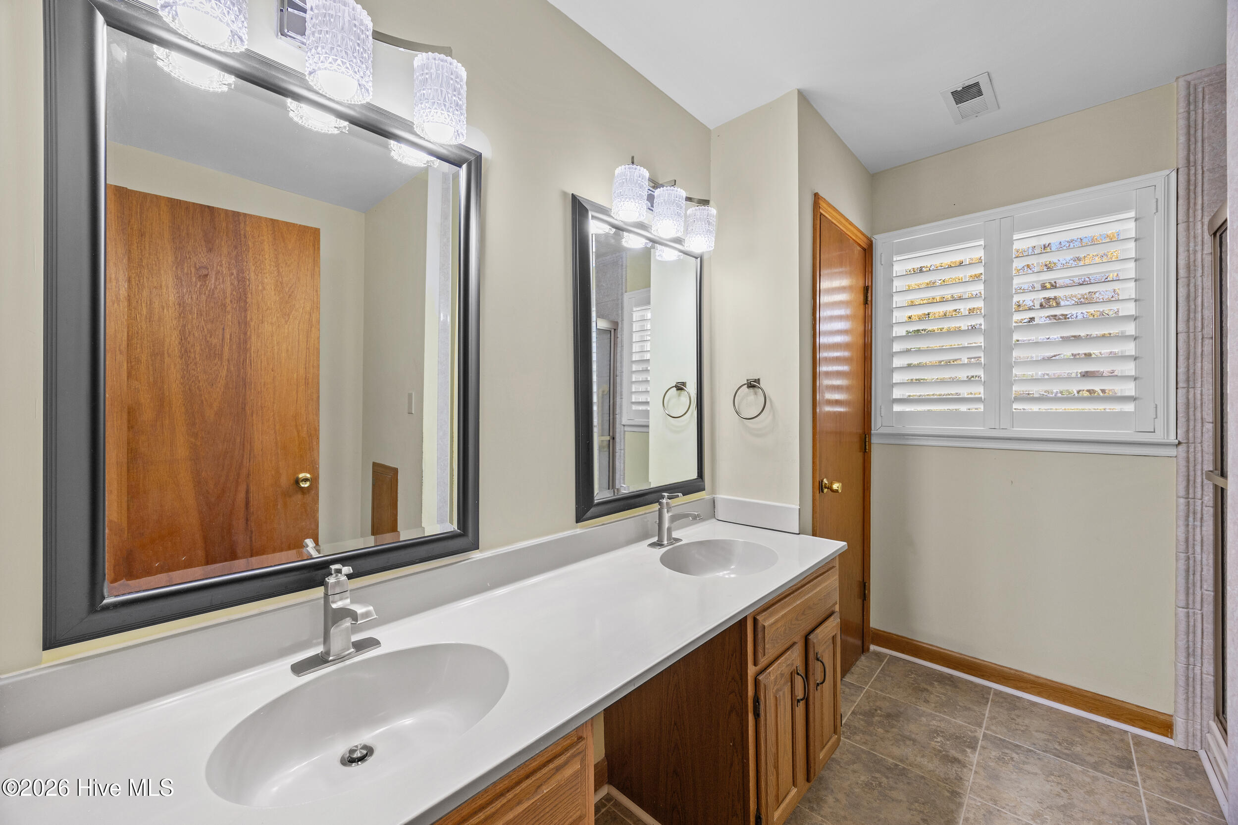 100564619 | Photo 29