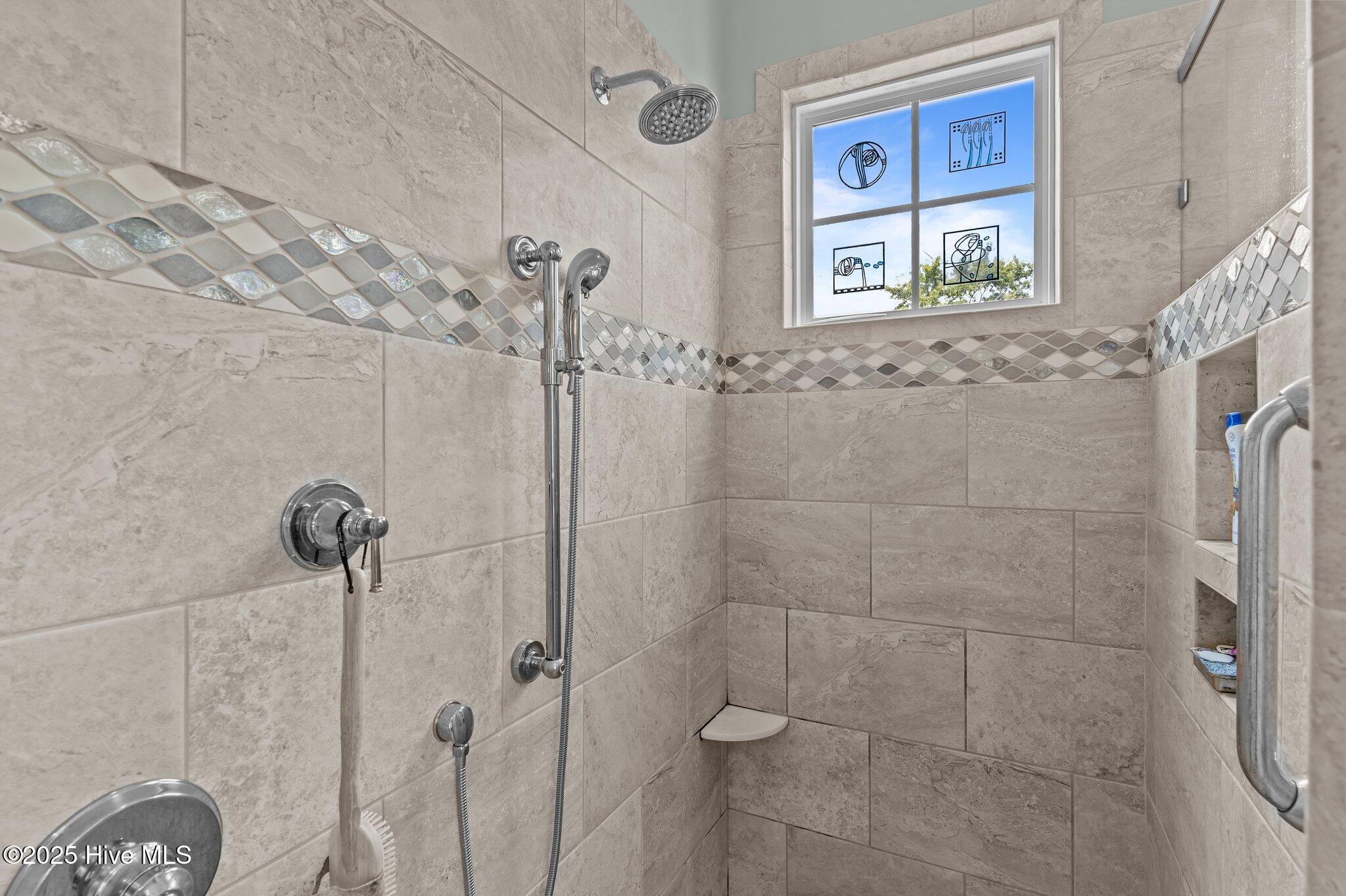 100513257 | Photo 33