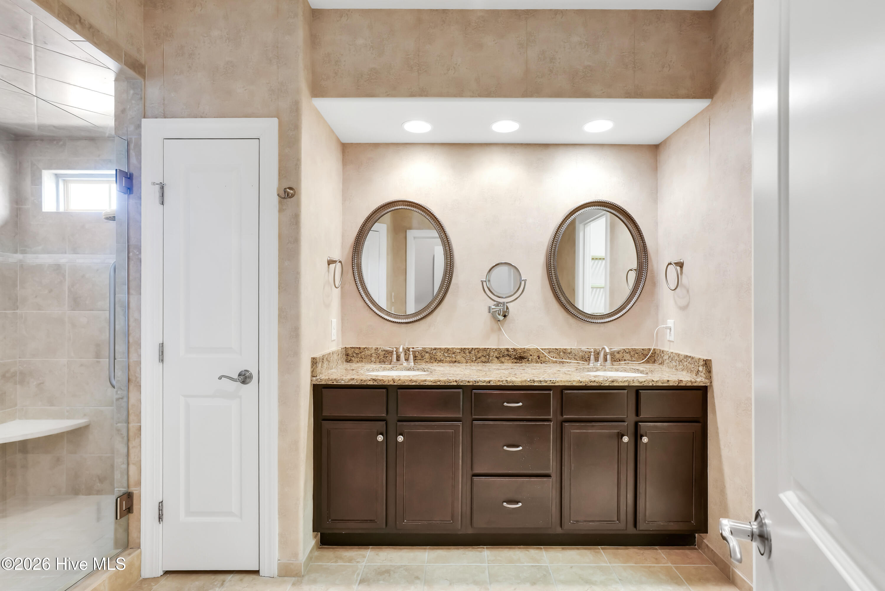 100562046 | Photo 16