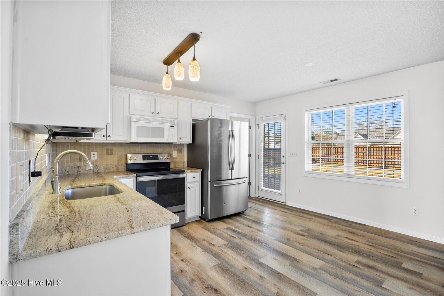 100540475 | Photo 11