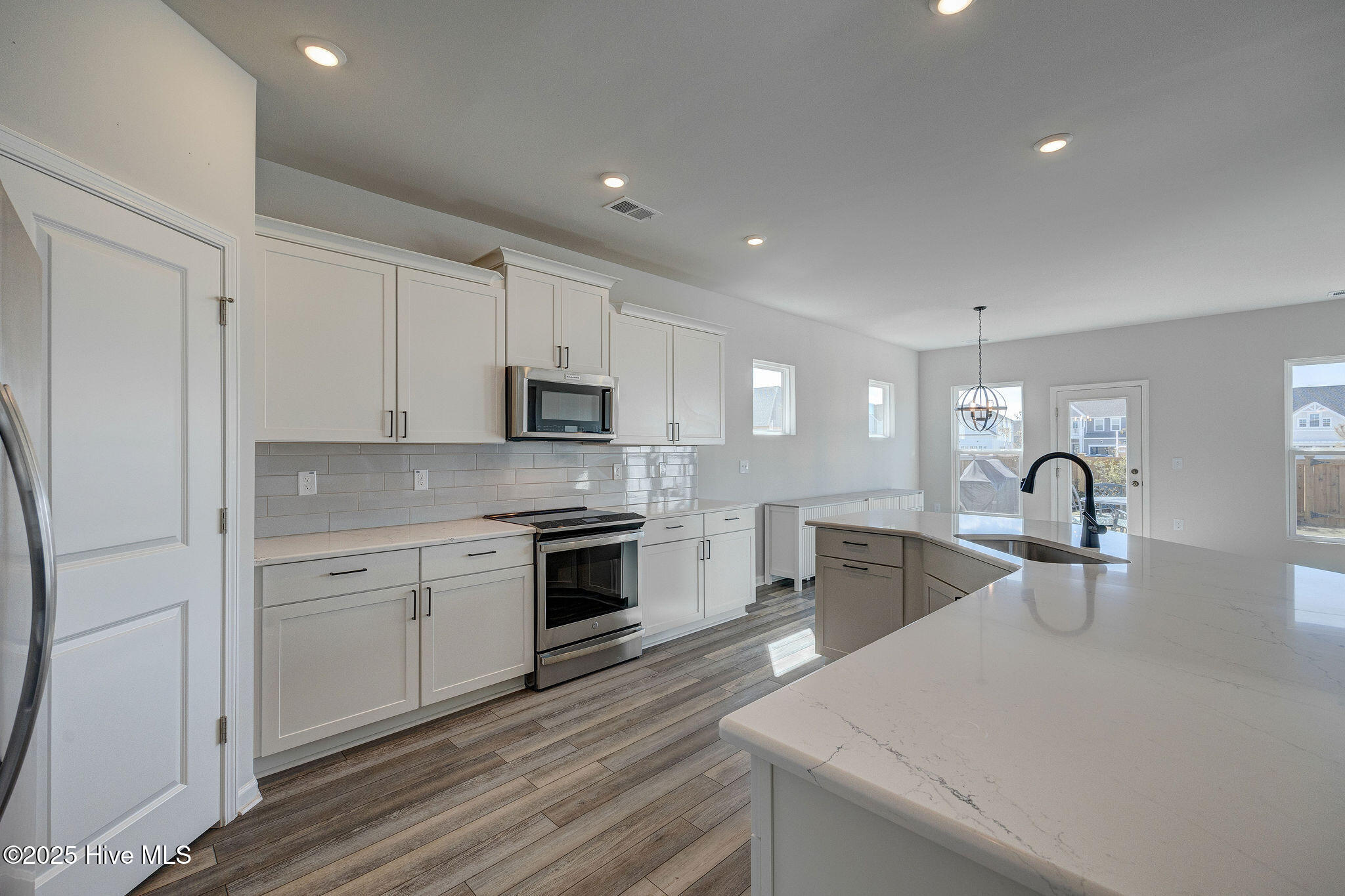 100534106 | Photo 16