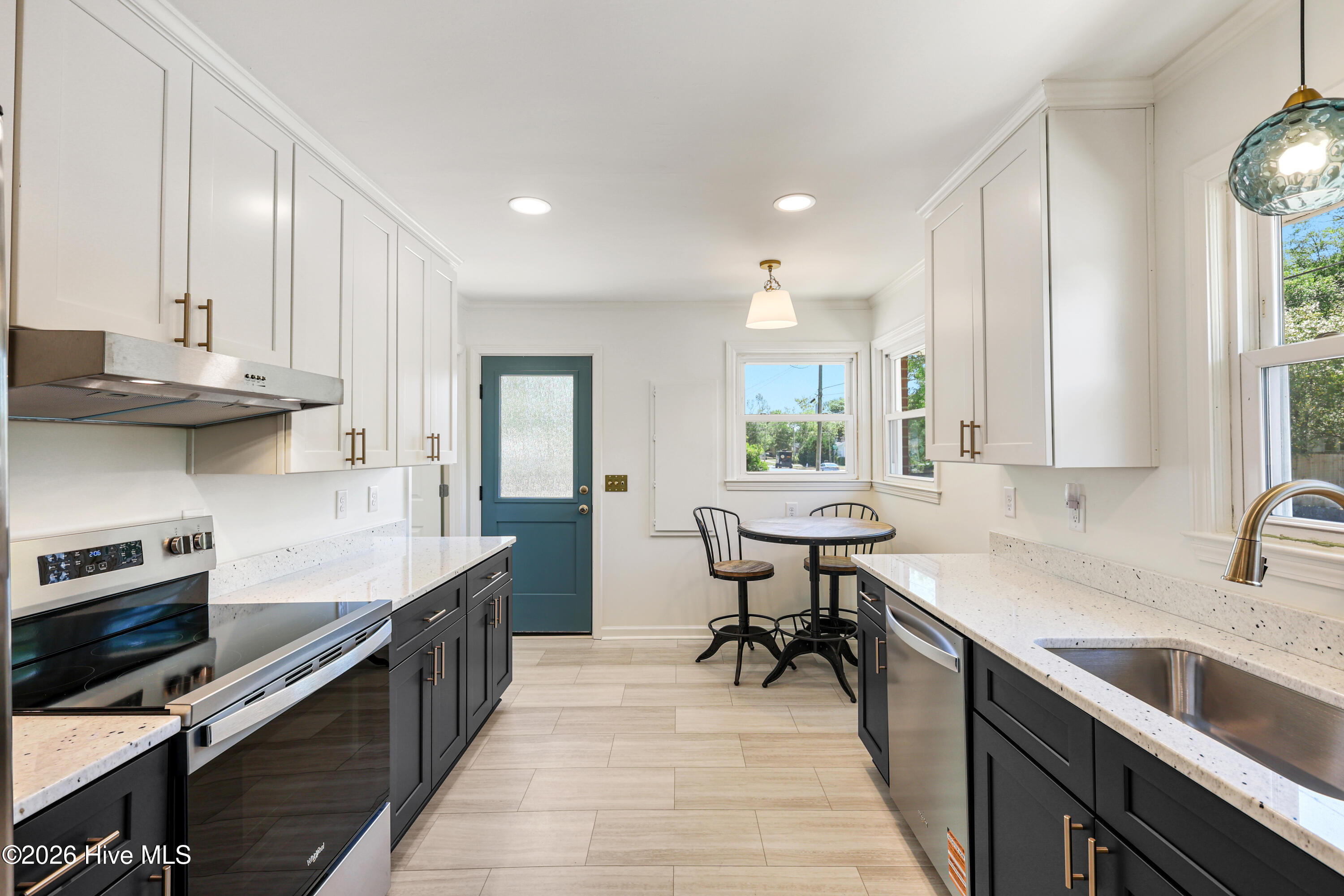 100567832 | Photo 16