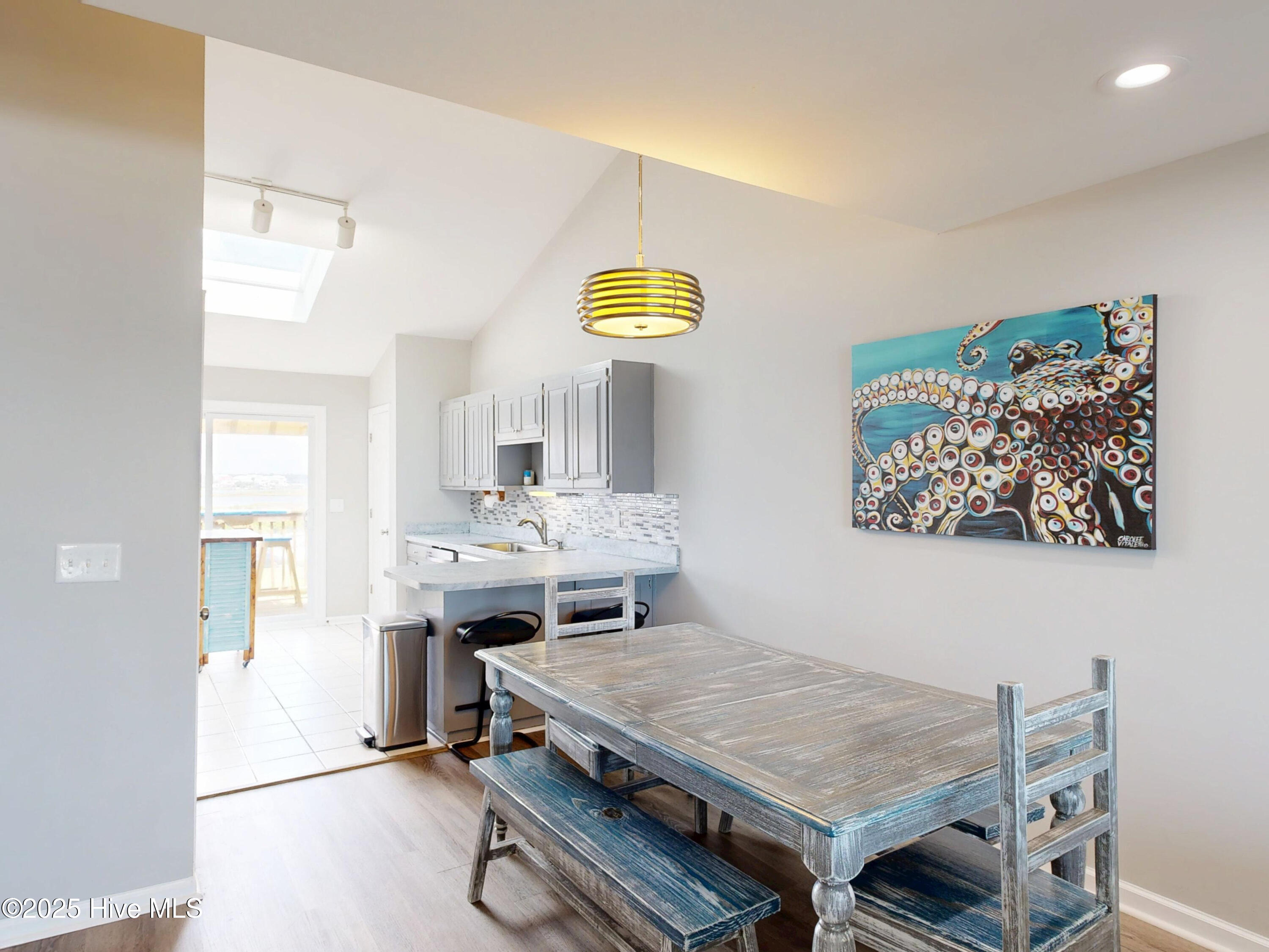 100550586 | Photo 22