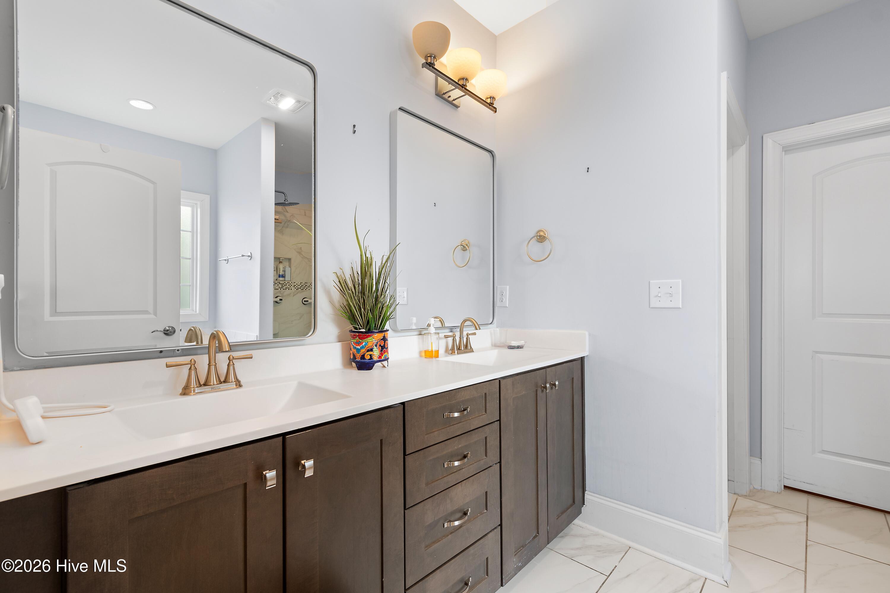 100548400 | Photo 24