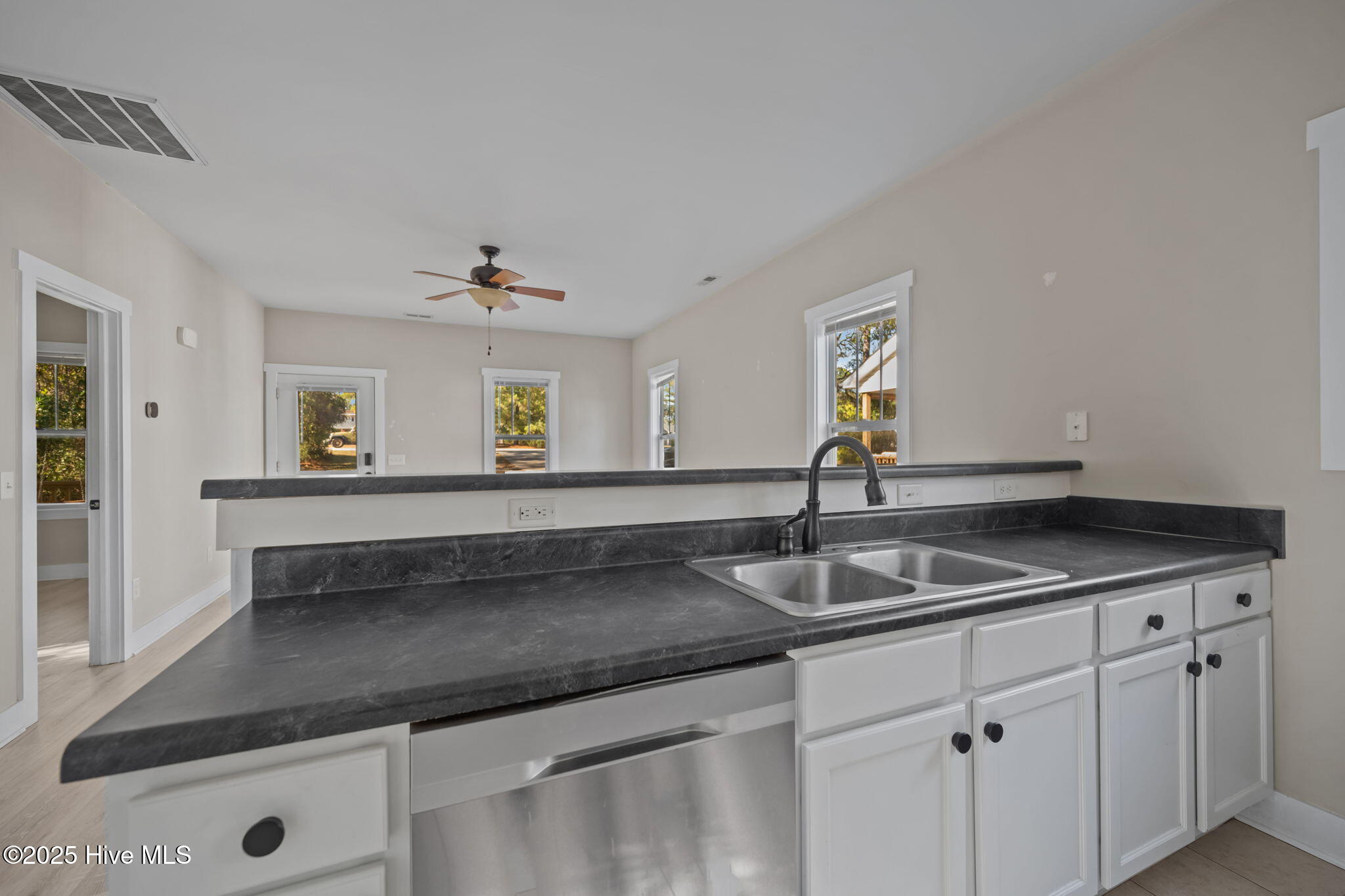 100544828 | Photo 24