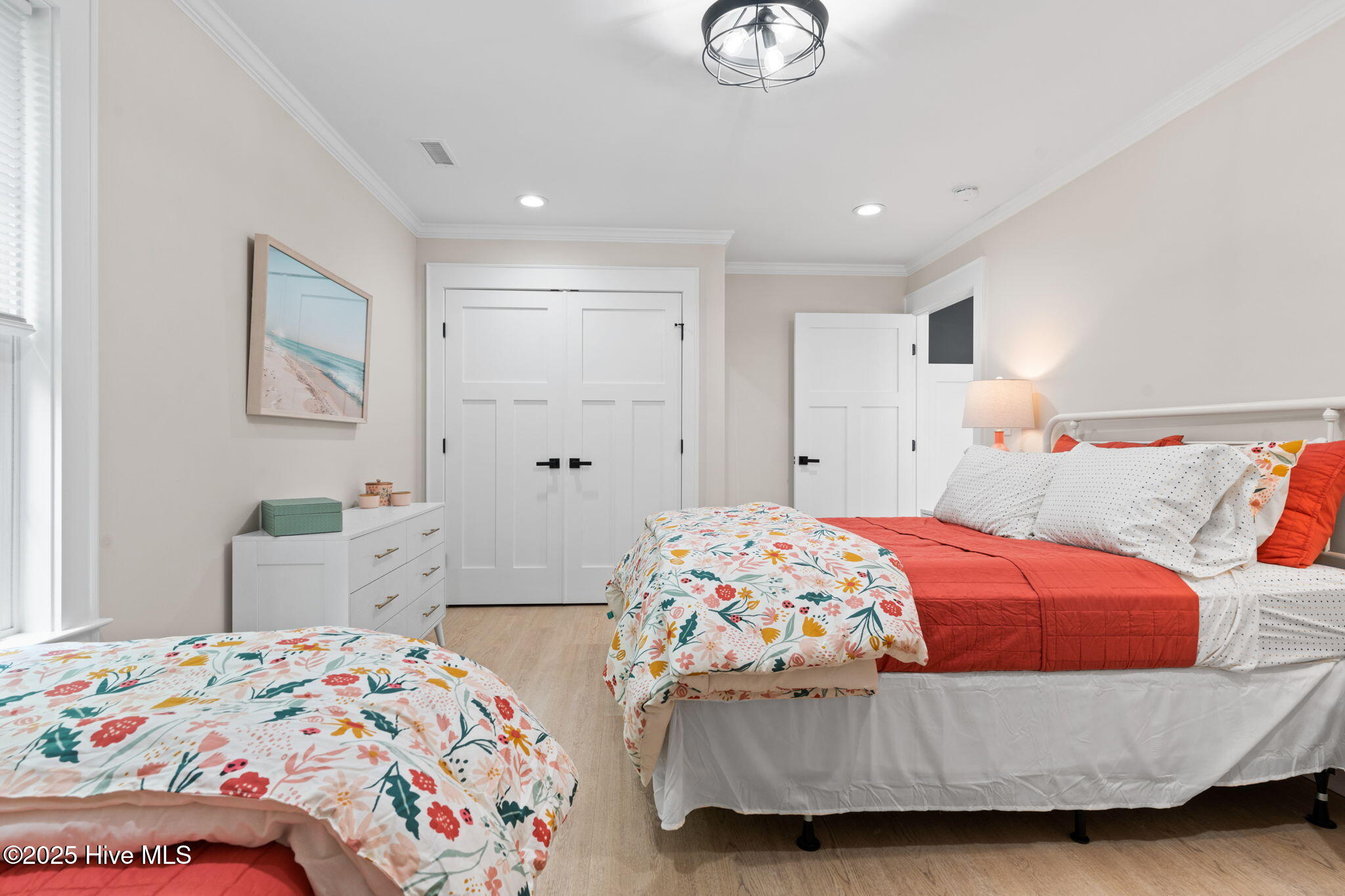 100492743 | Photo 24