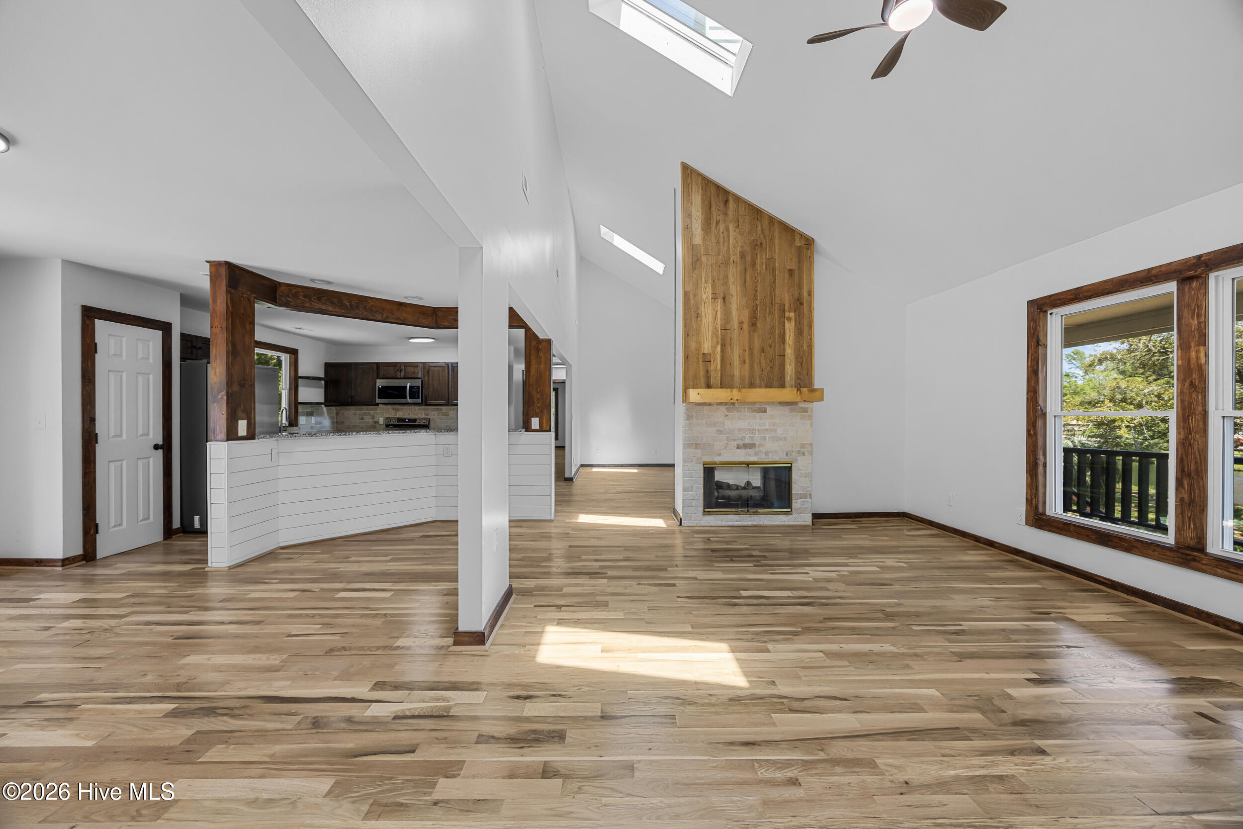 100568945 | Photo 17