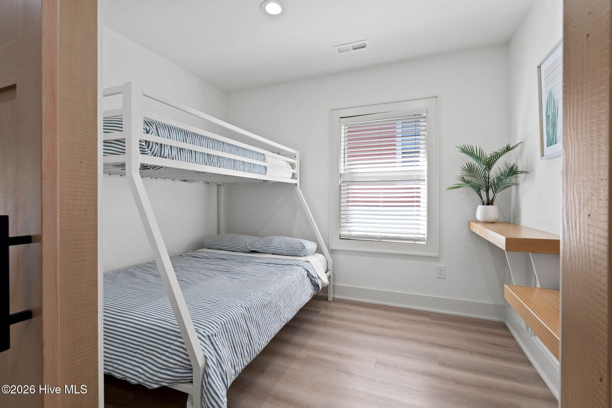 100565975 | Photo 24