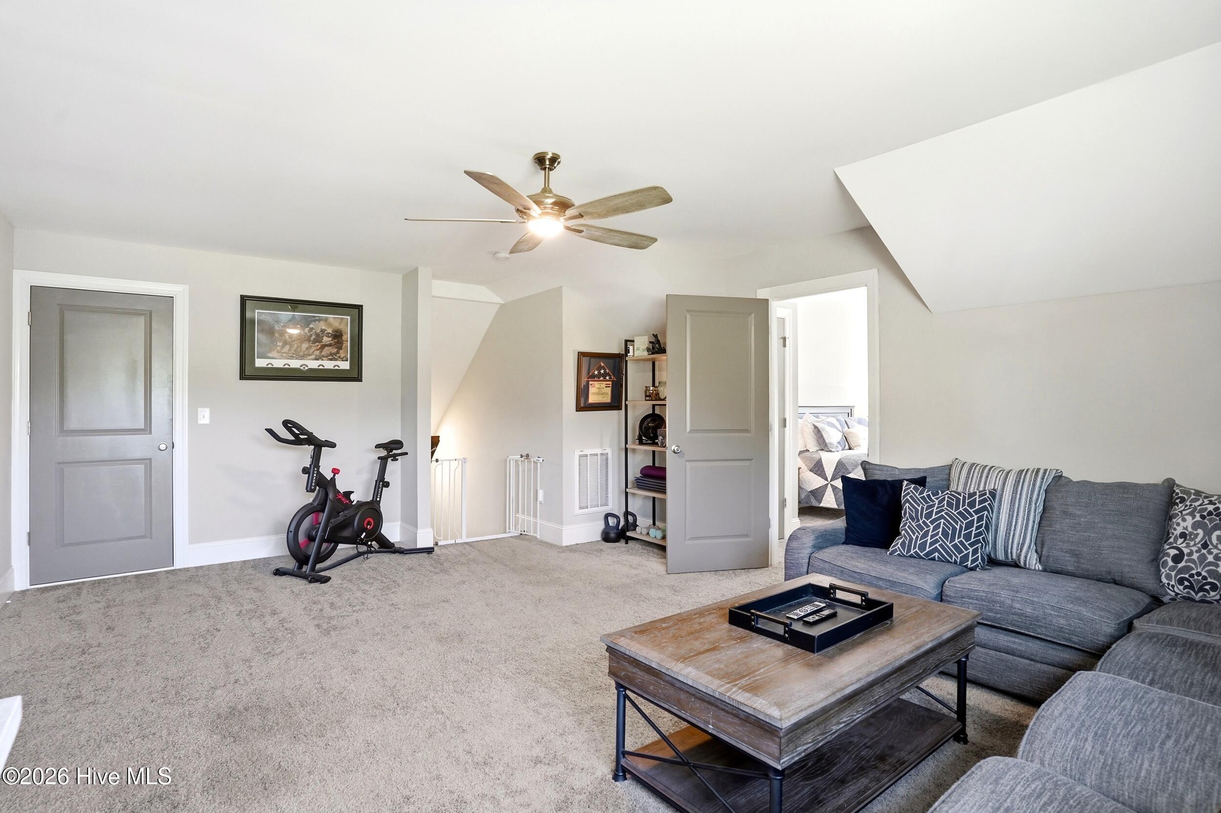 100569213 | Photo 33