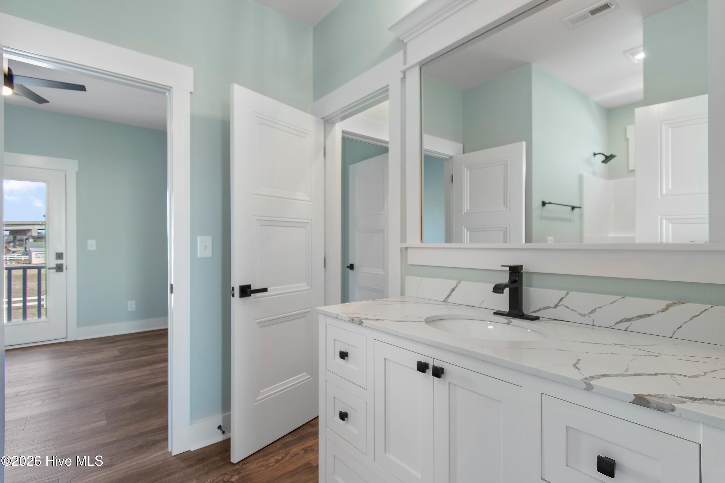 100525710 | Photo 38