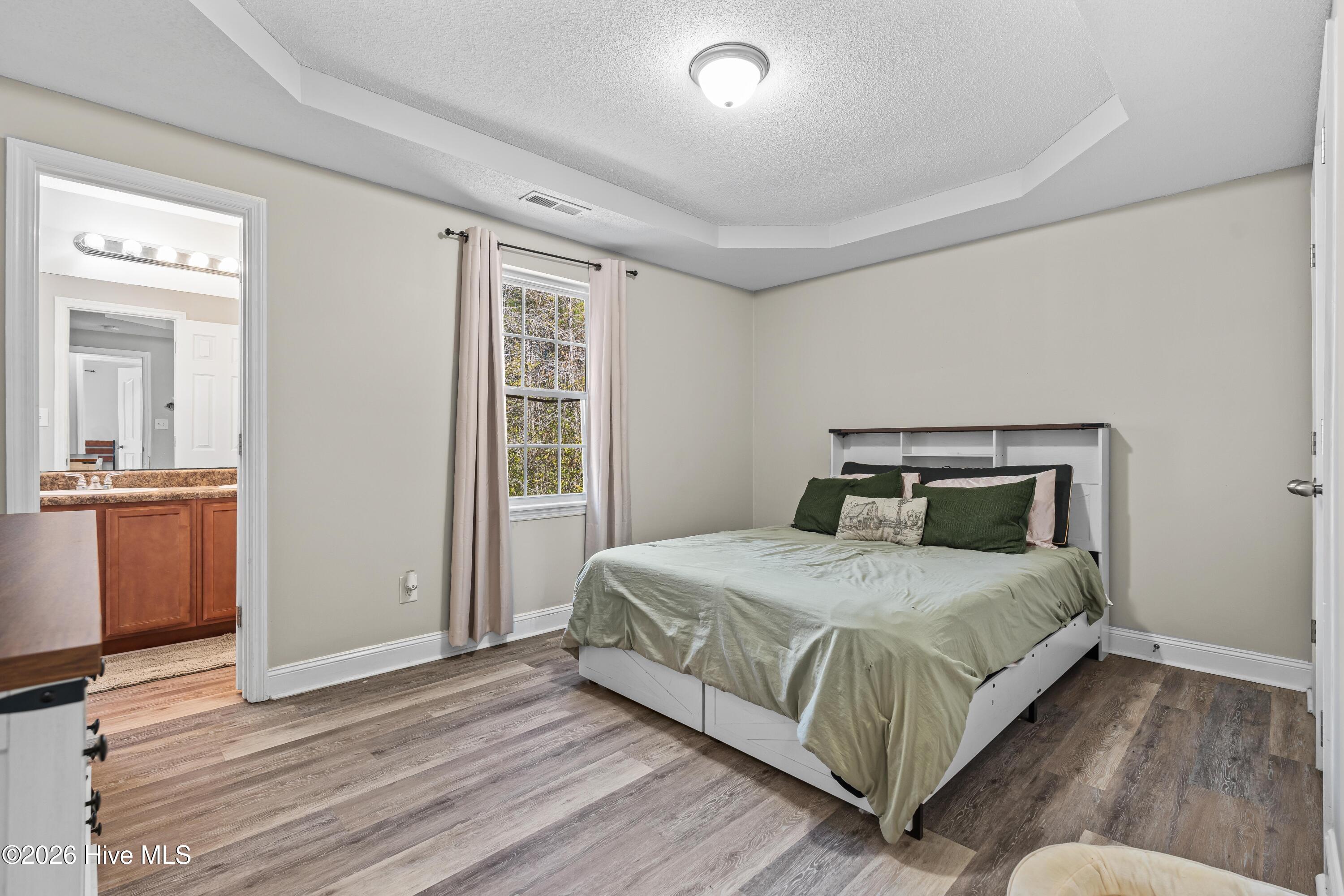 100558197 | Photo 12