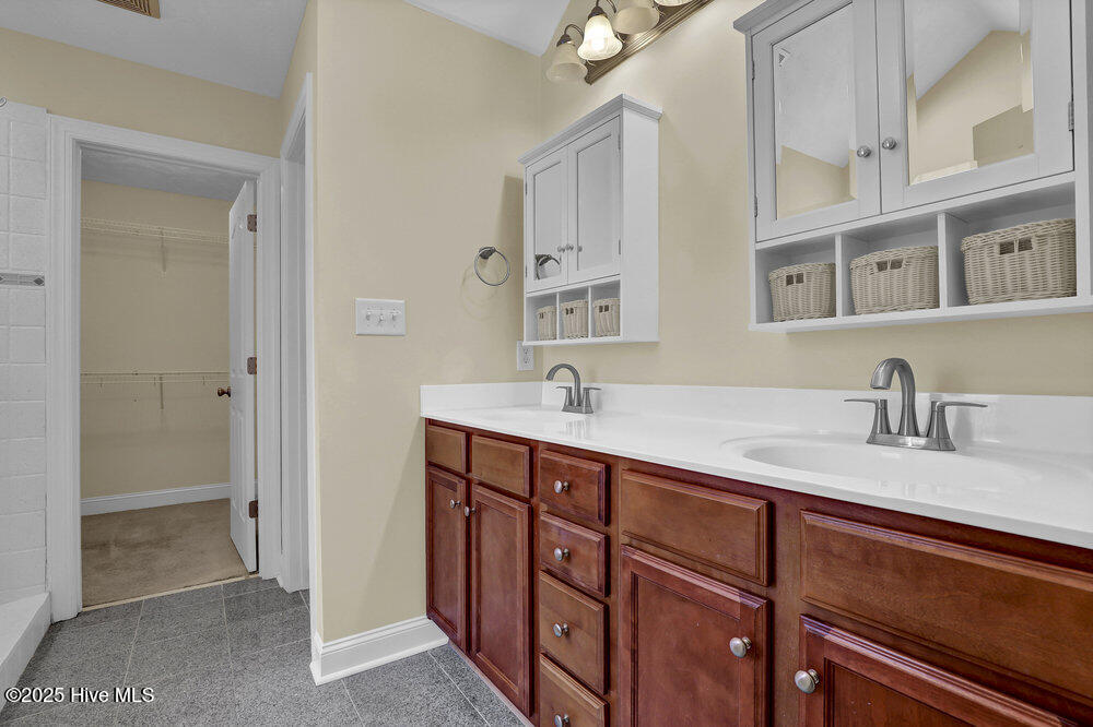 100550856 | Photo 28