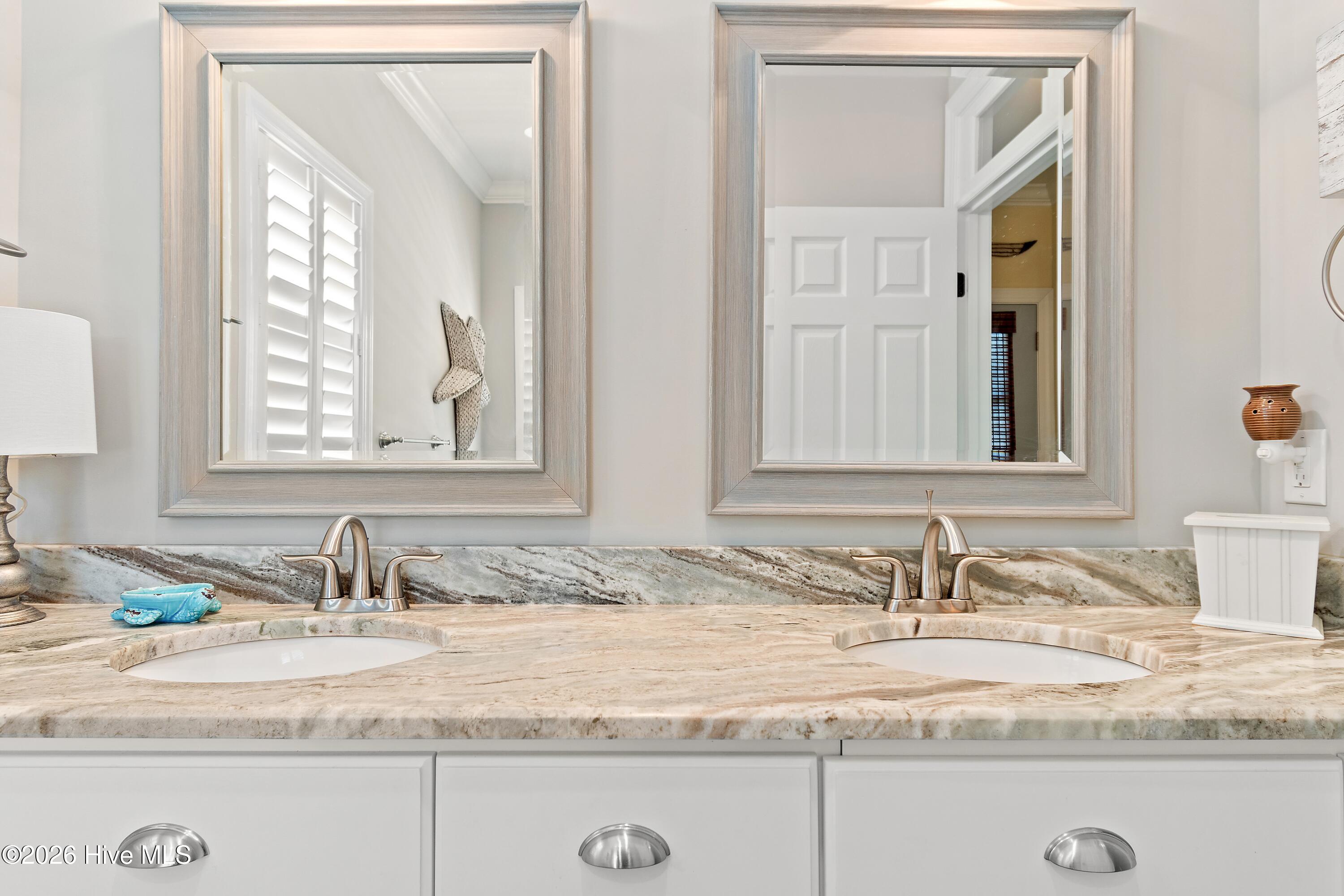 100558702 | Photo 52