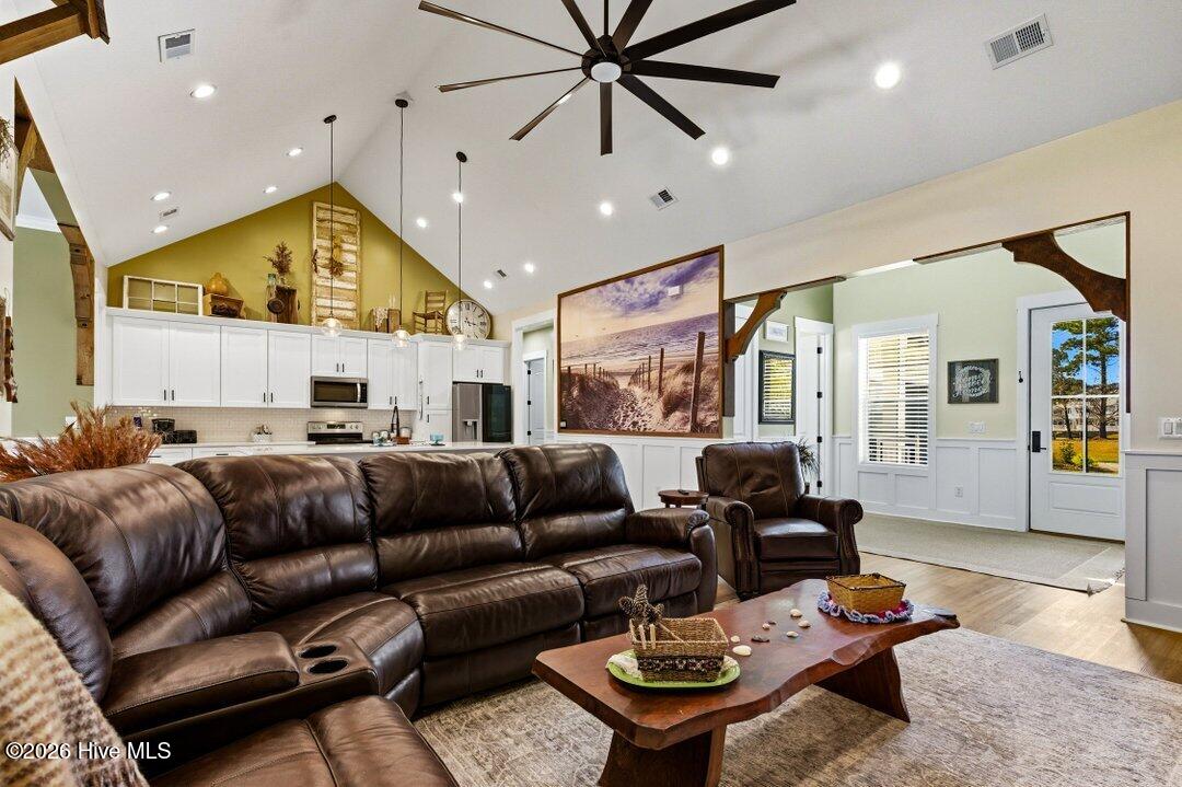 100560083 | Photo 11