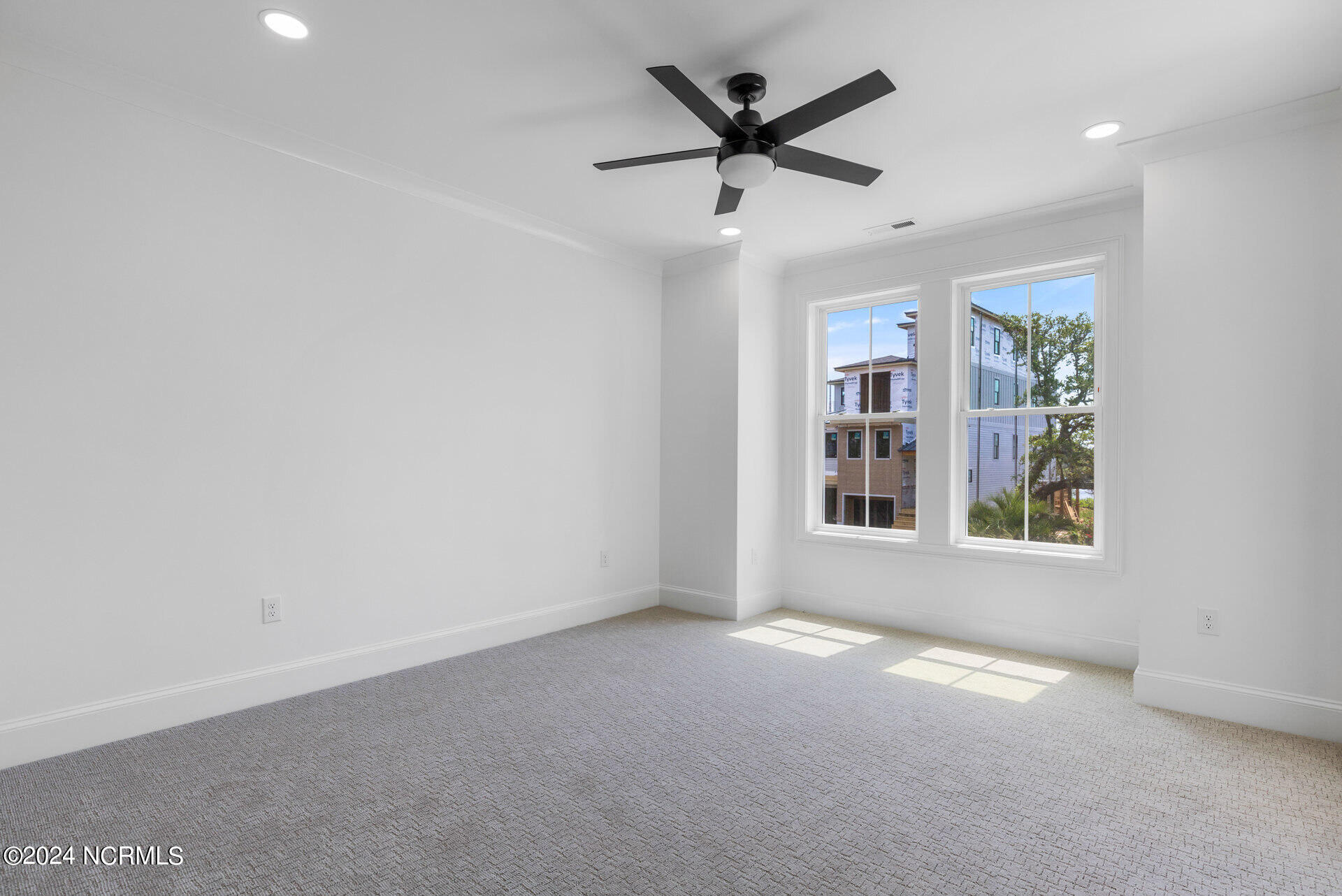 100548615 | Photo 26