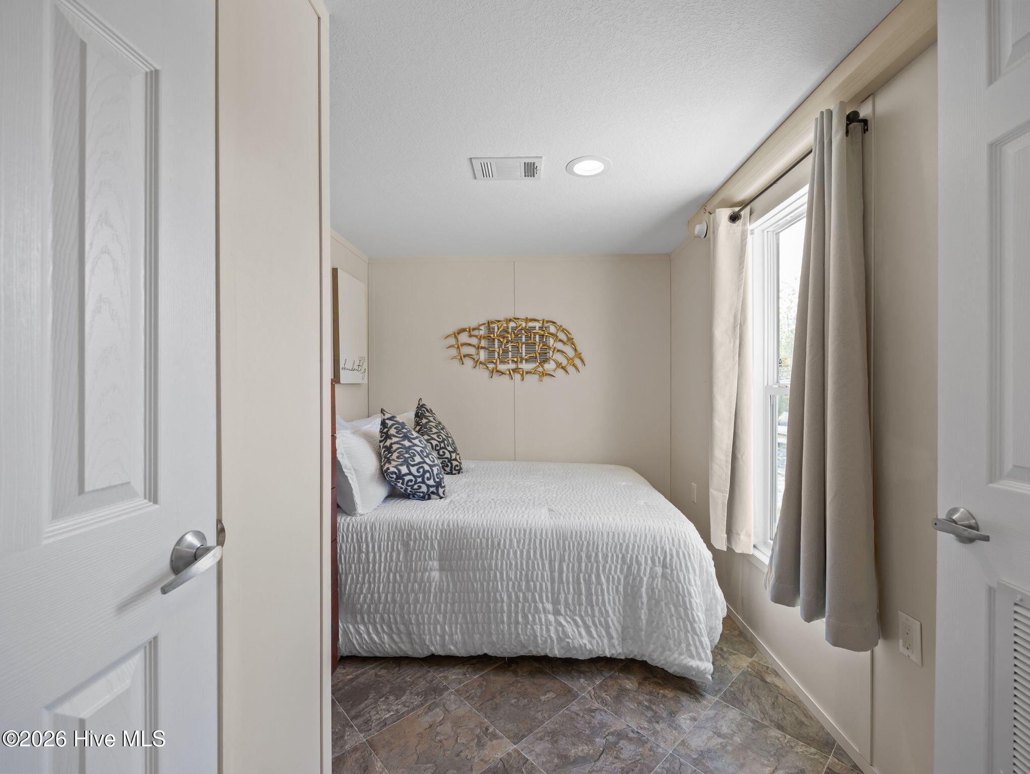 100567345 | Photo 15