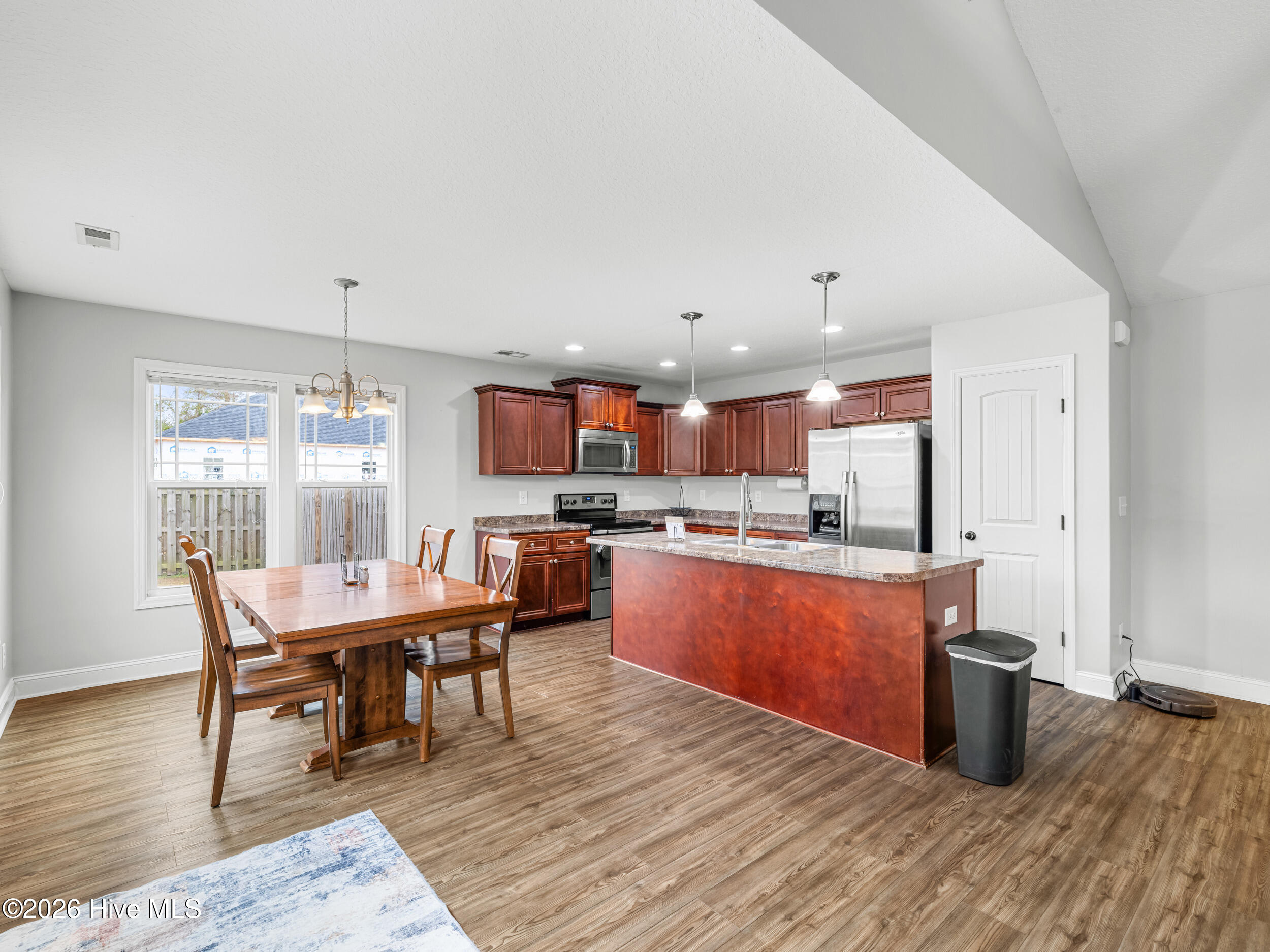 100548593 | Photo 12