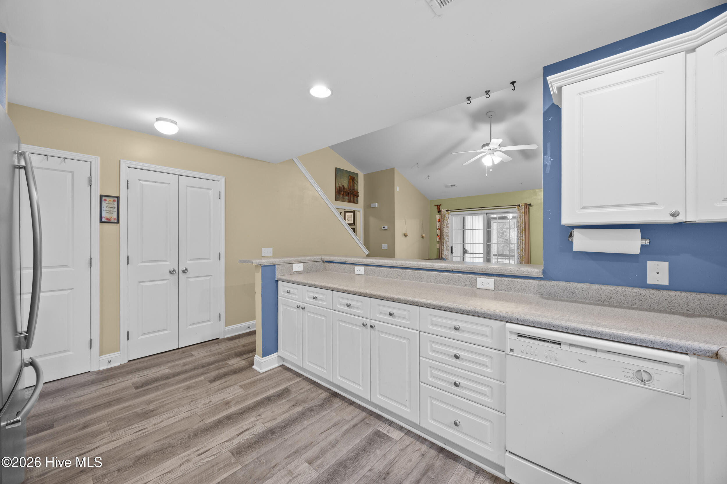 100549388 | Photo 10