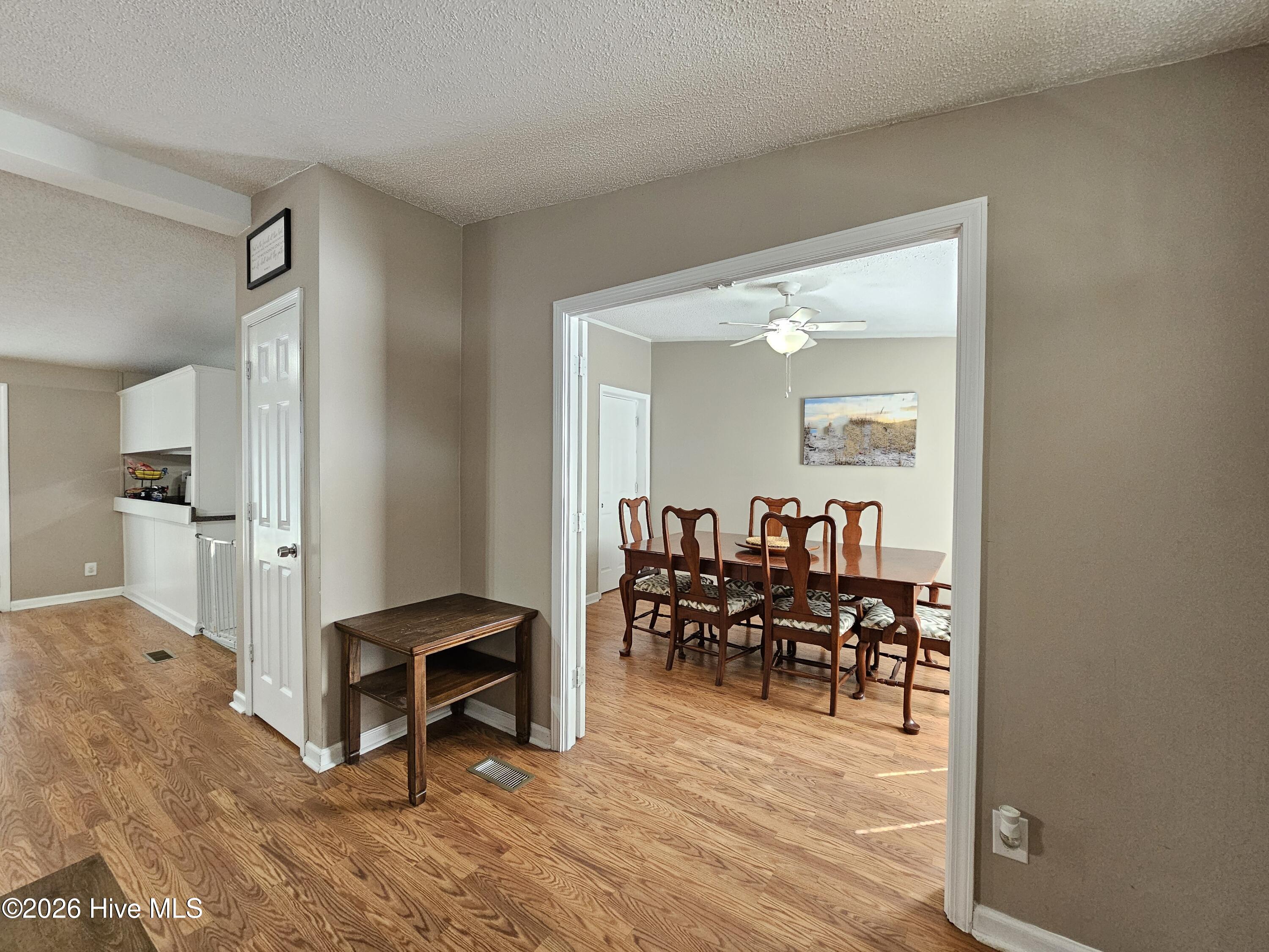 100561319 | Photo 25