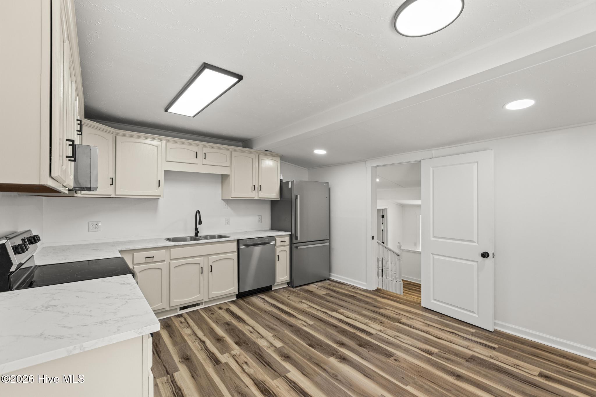 100569487 | Photo 16