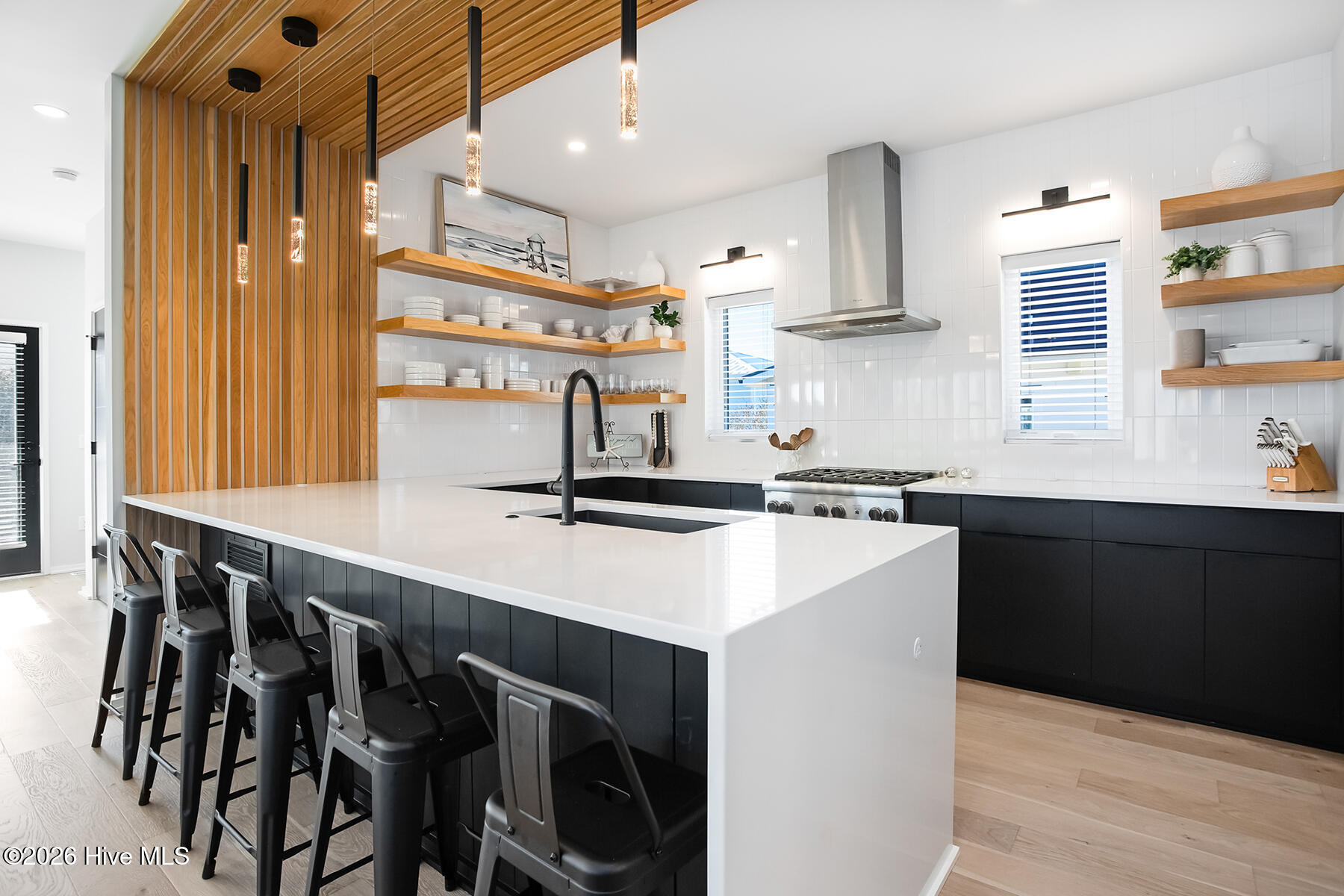 100560077 | Photo 10