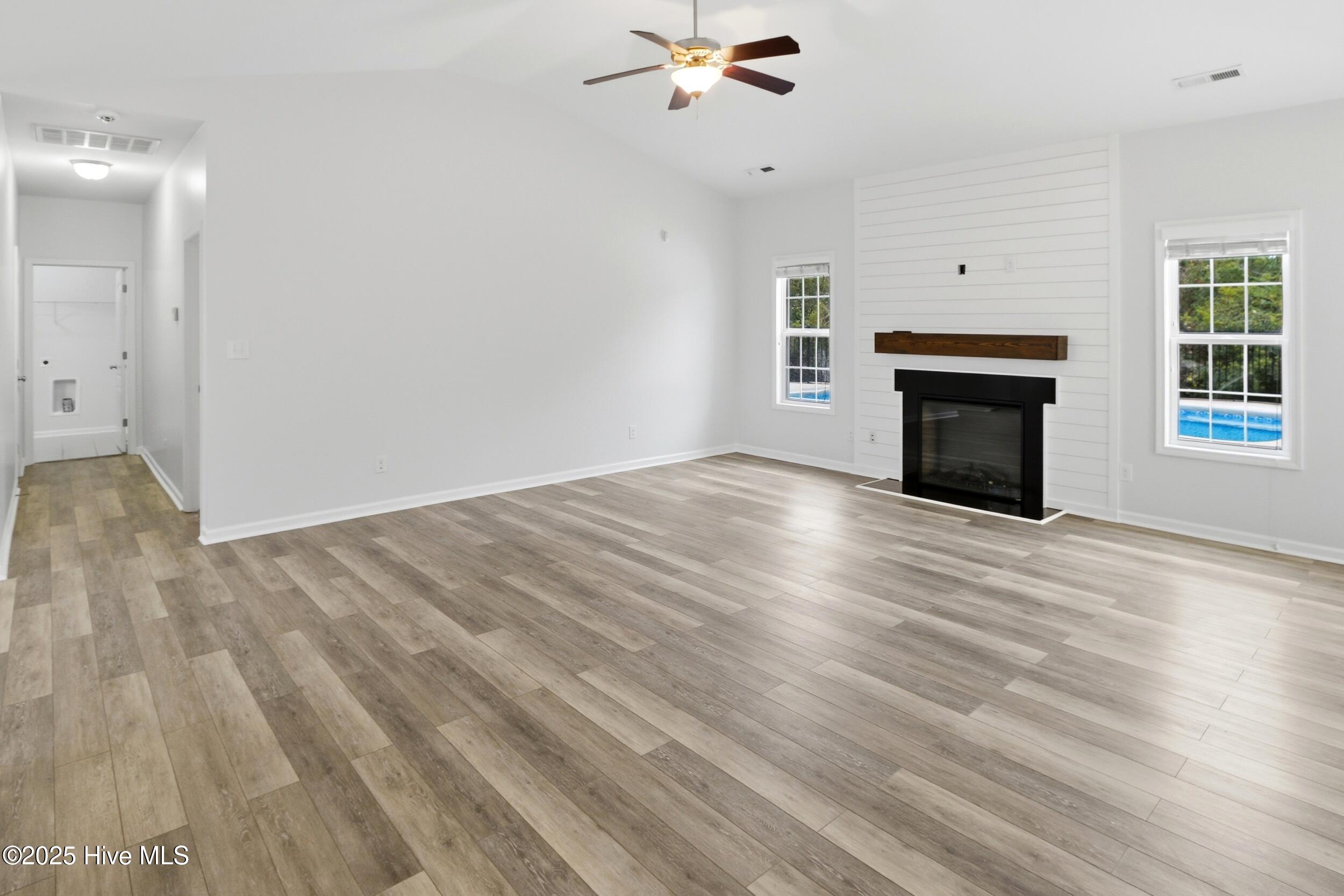 100545601 | Photo 12