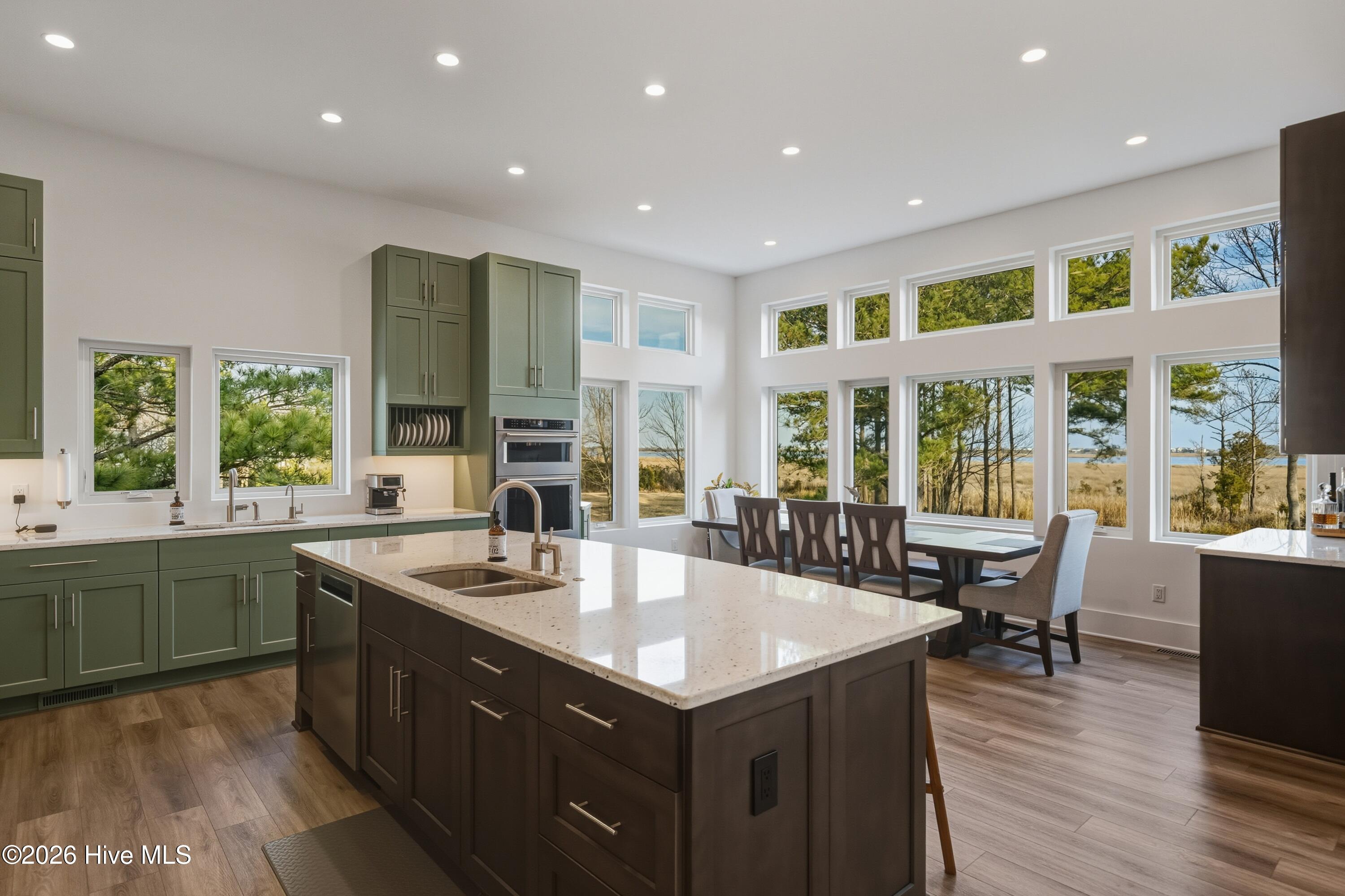 100554260 | Photo 23