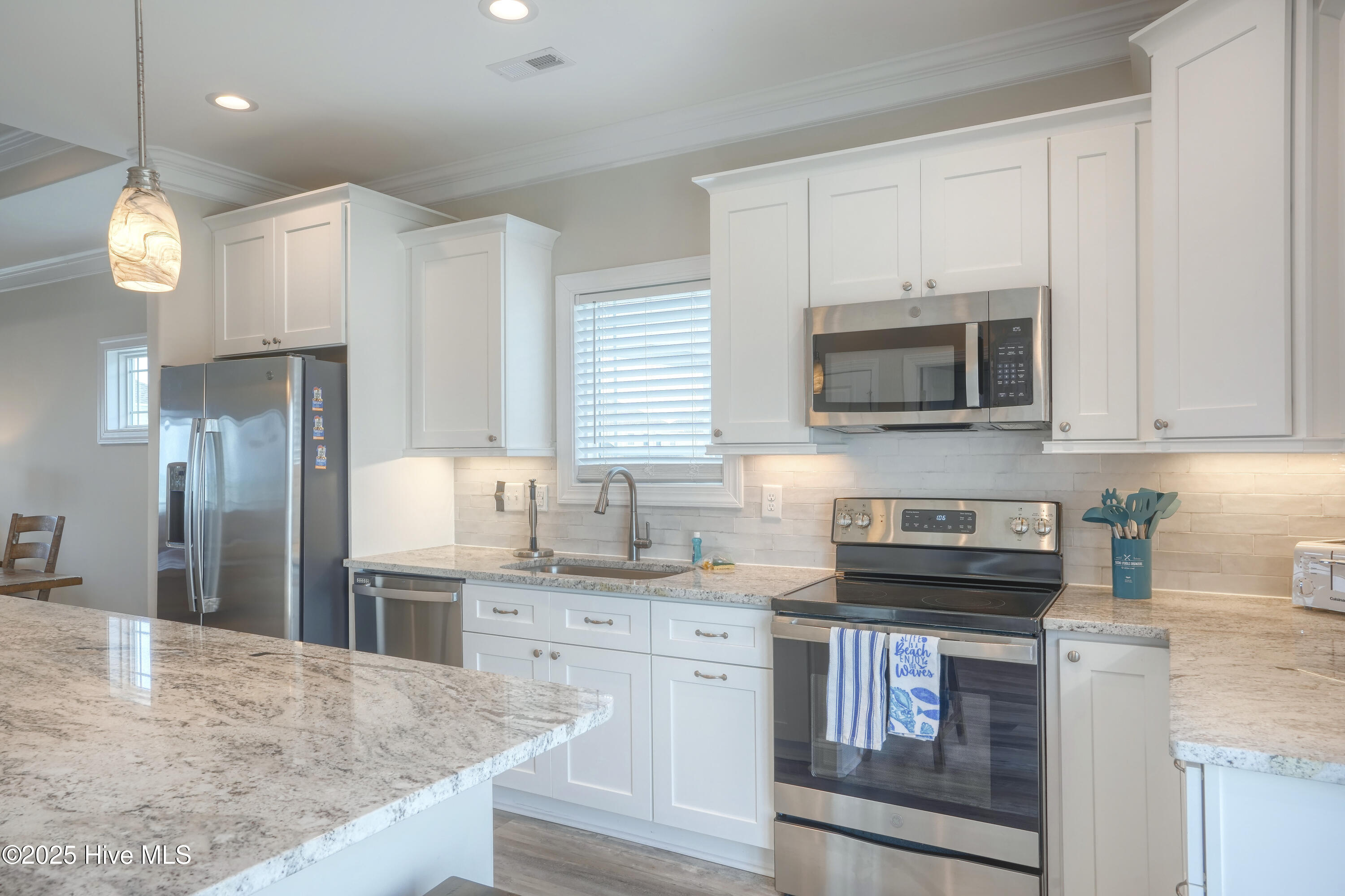 100510415 | Photo 16