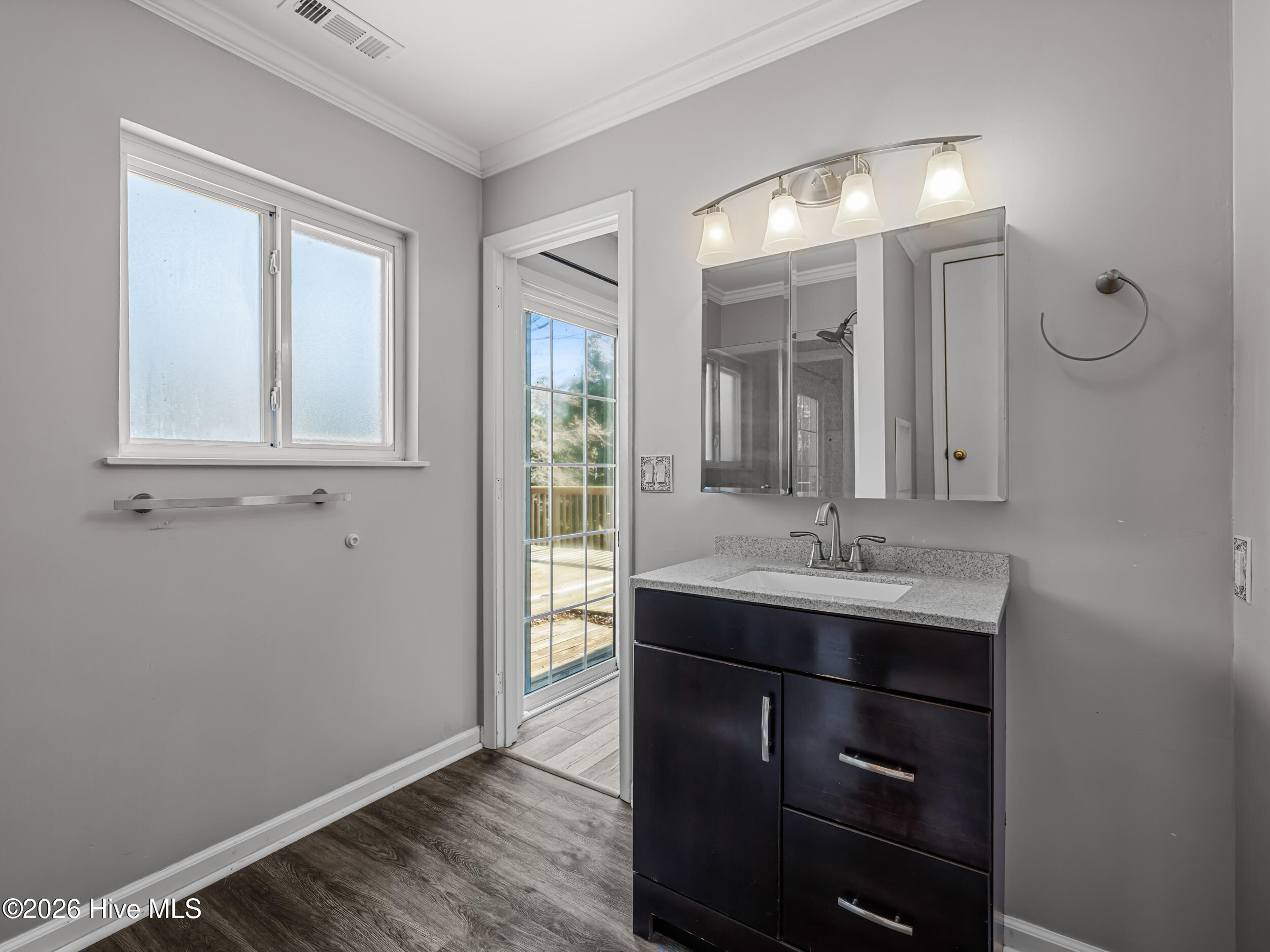 100561743 | Photo 37