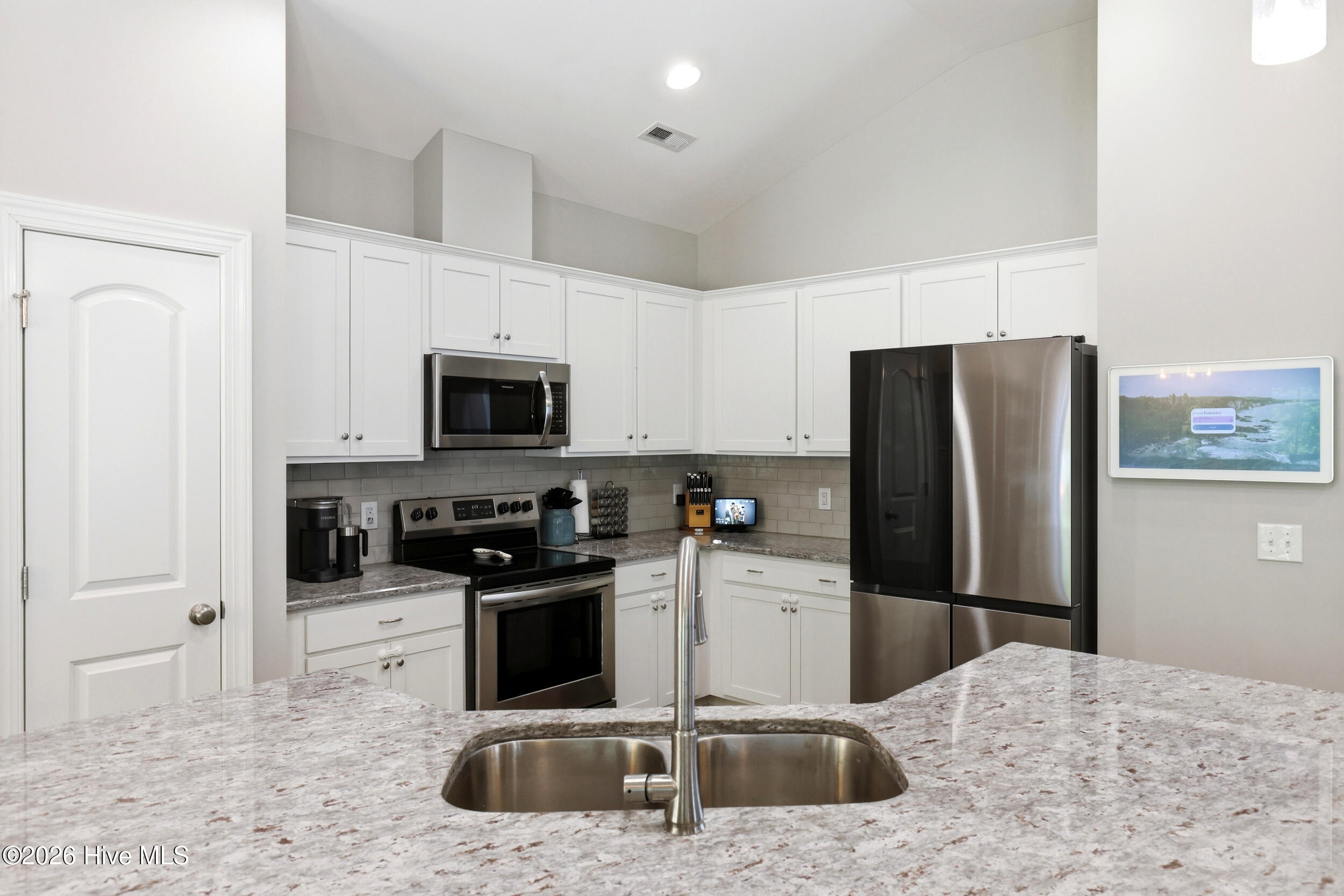 100569214 | Photo 11