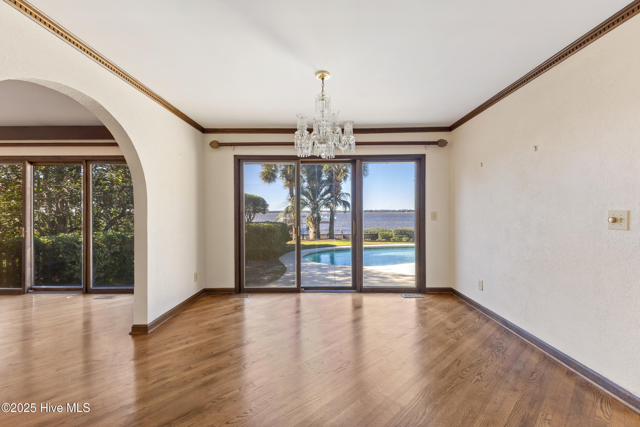 100541018 | Photo 14