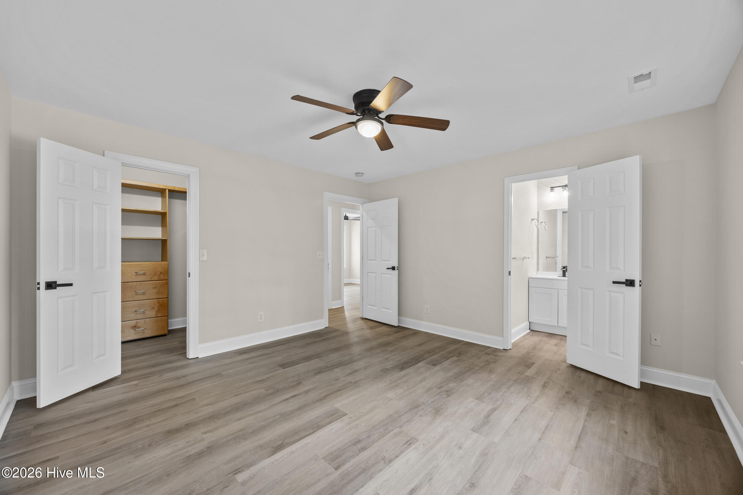 100569542 | Photo 24