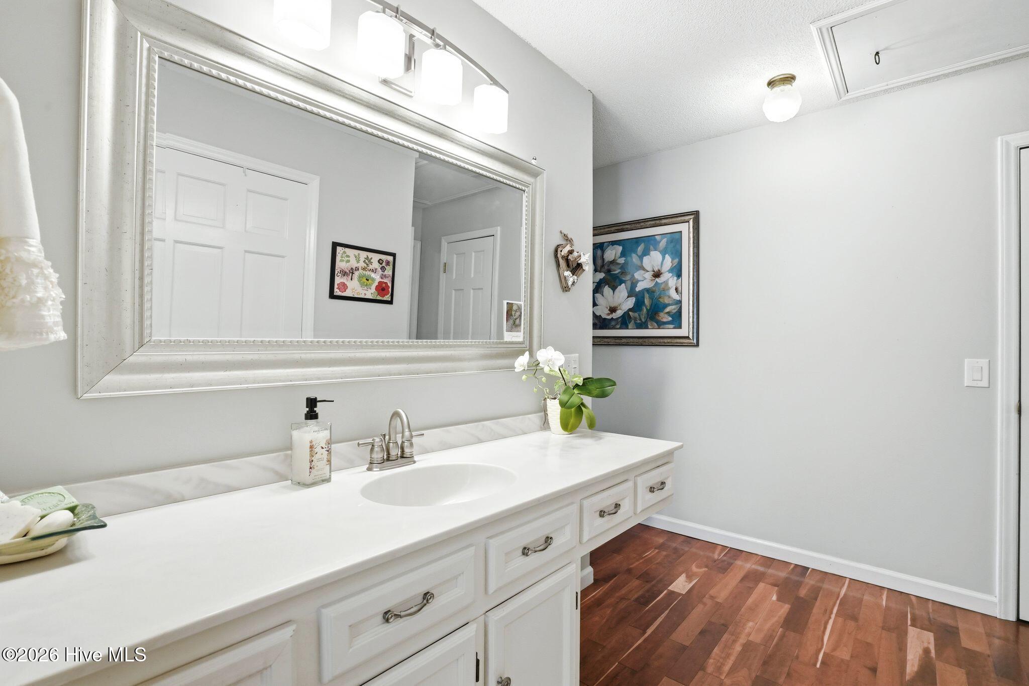 100563763 | Photo 26