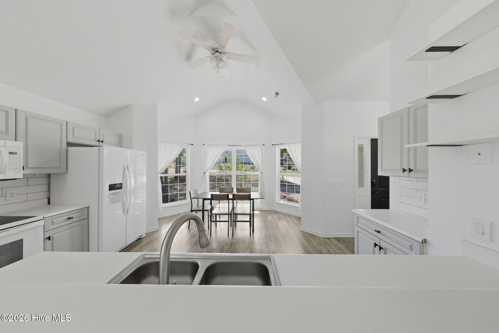 100568972 | Photo 11