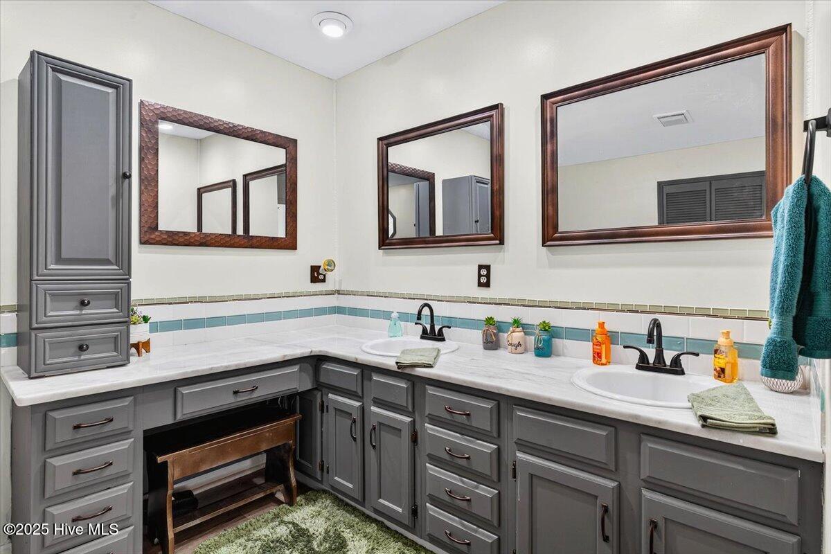 100525090 | Photo 25