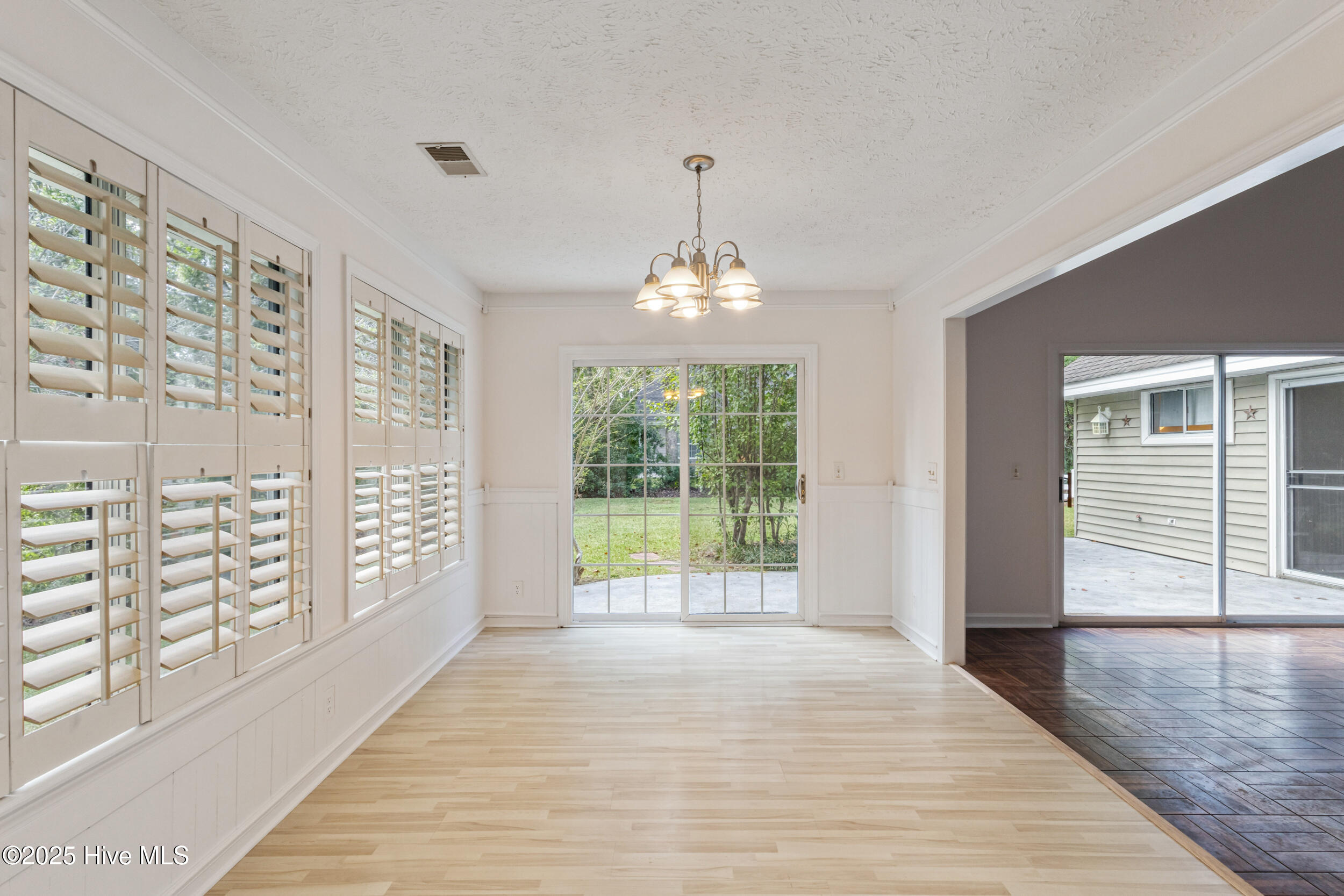 100531370 | Photo 17