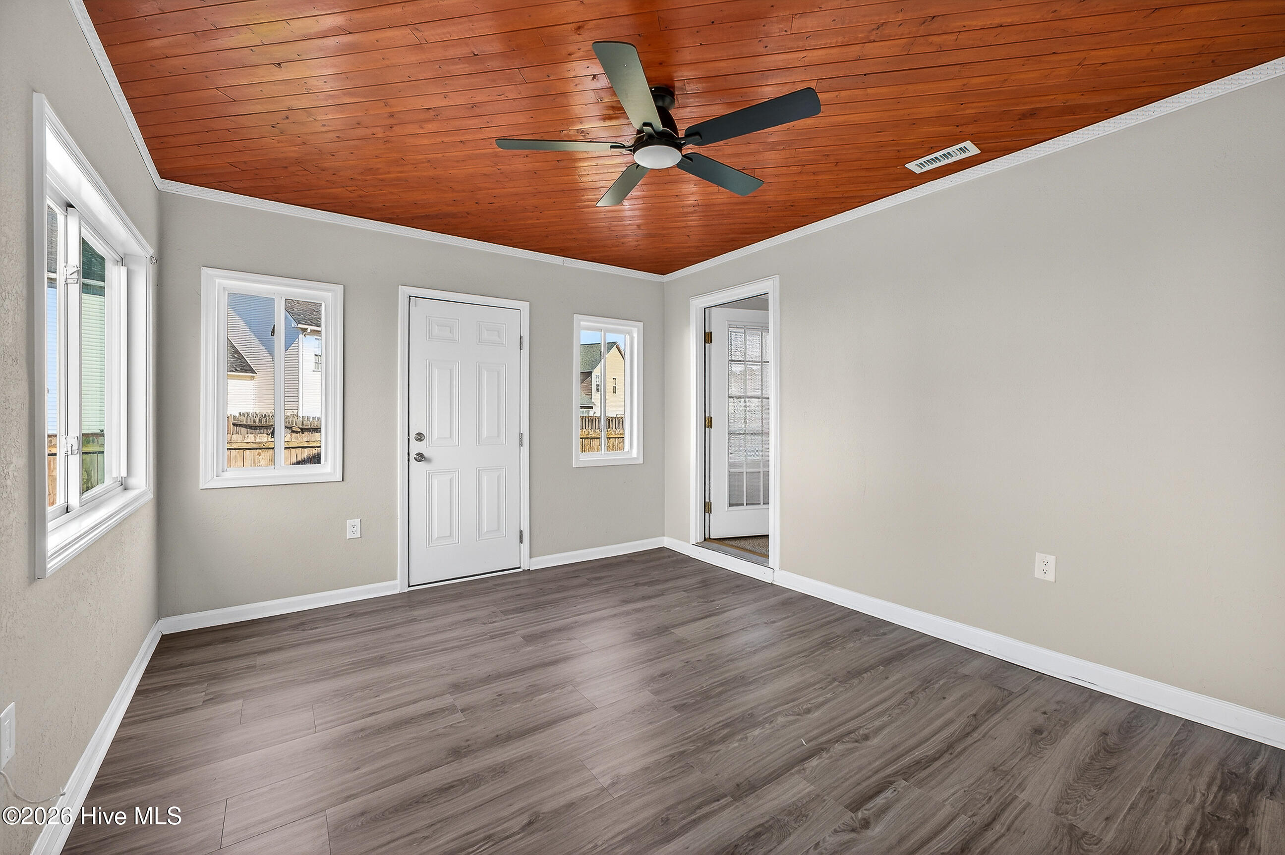 100552095 | Photo 15