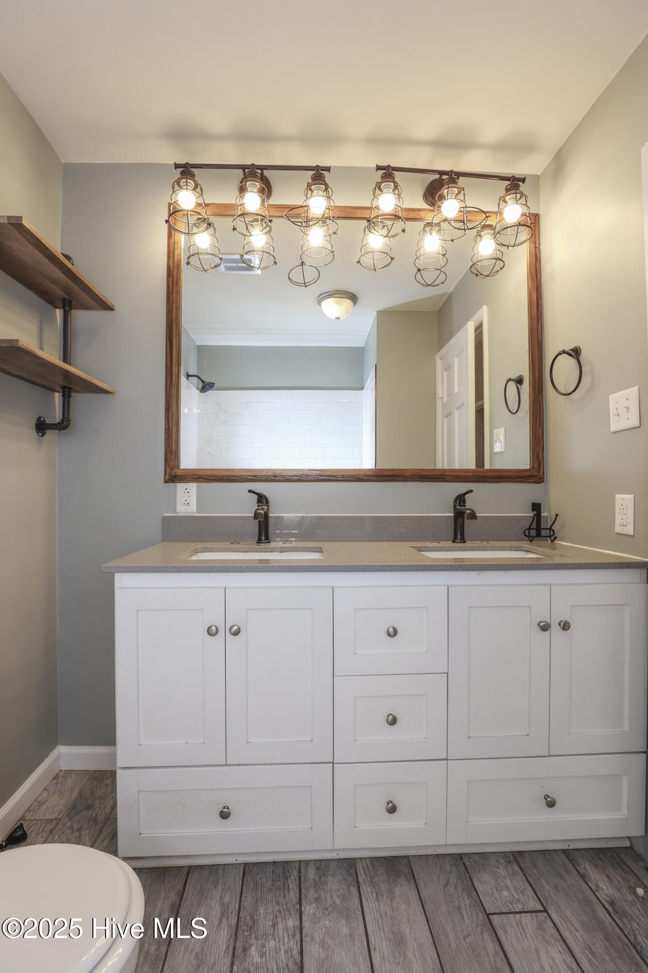 100546143 | Photo 24