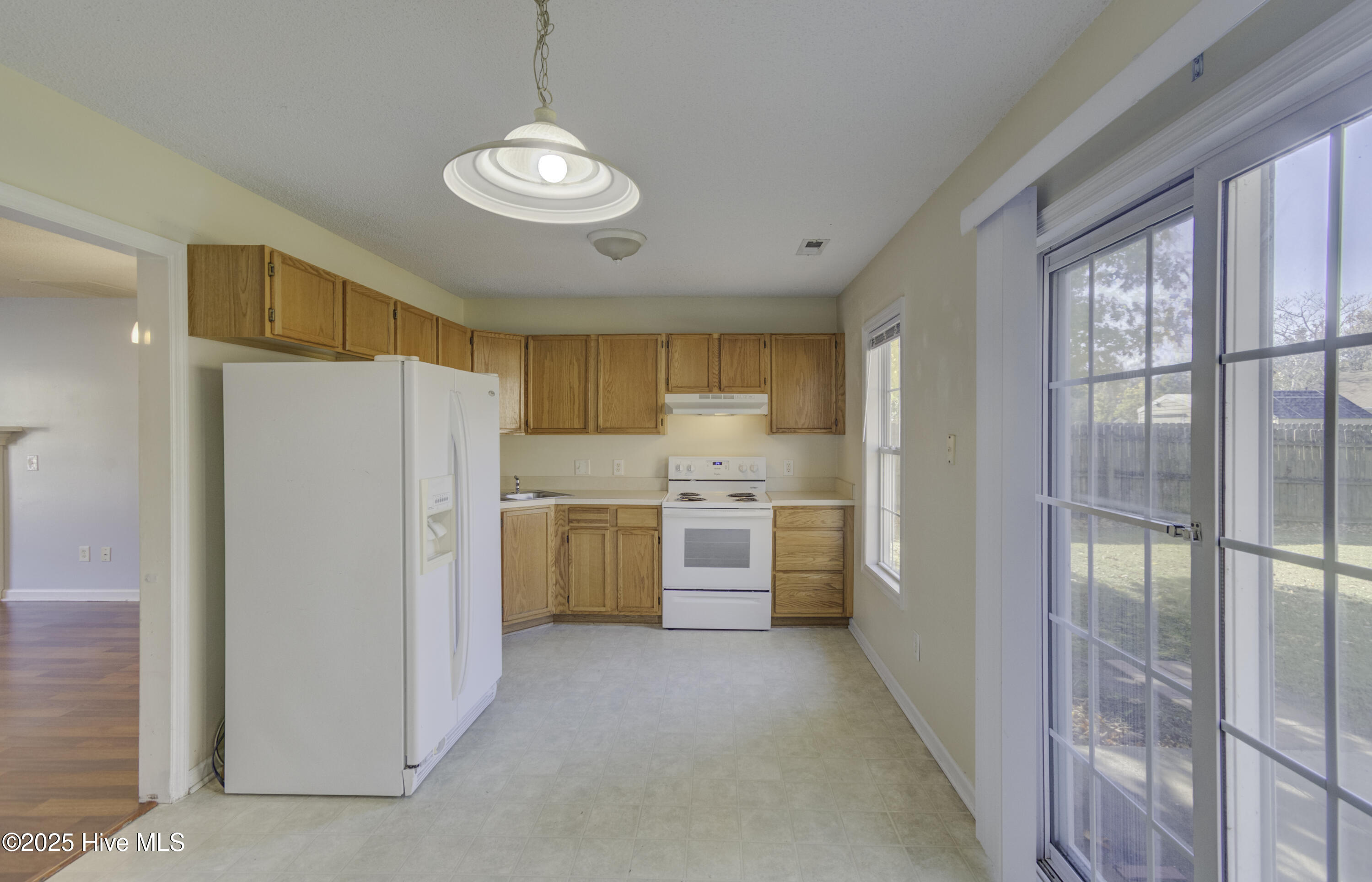 100536180 | Photo 11