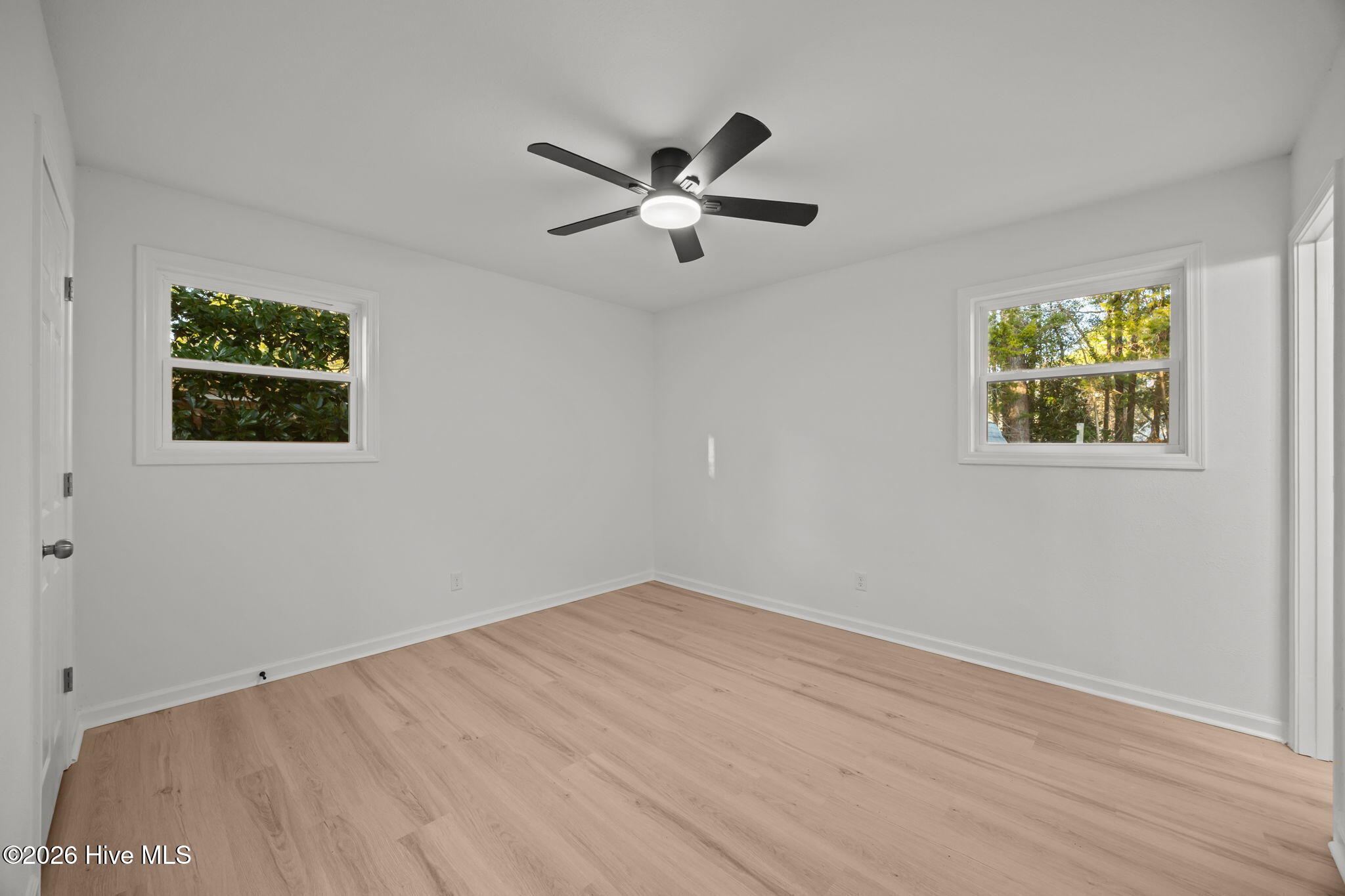 100548190 | Photo 23