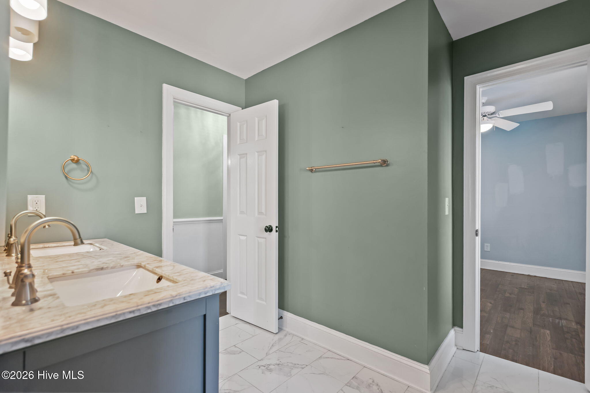 100565239 | Photo 40