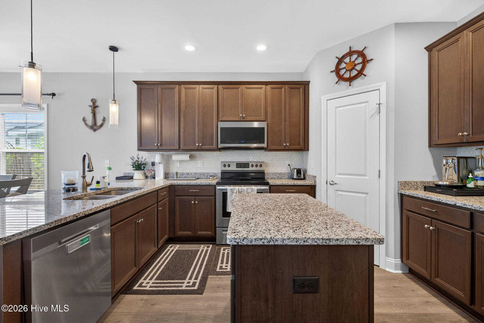 100570074 | Photo 15