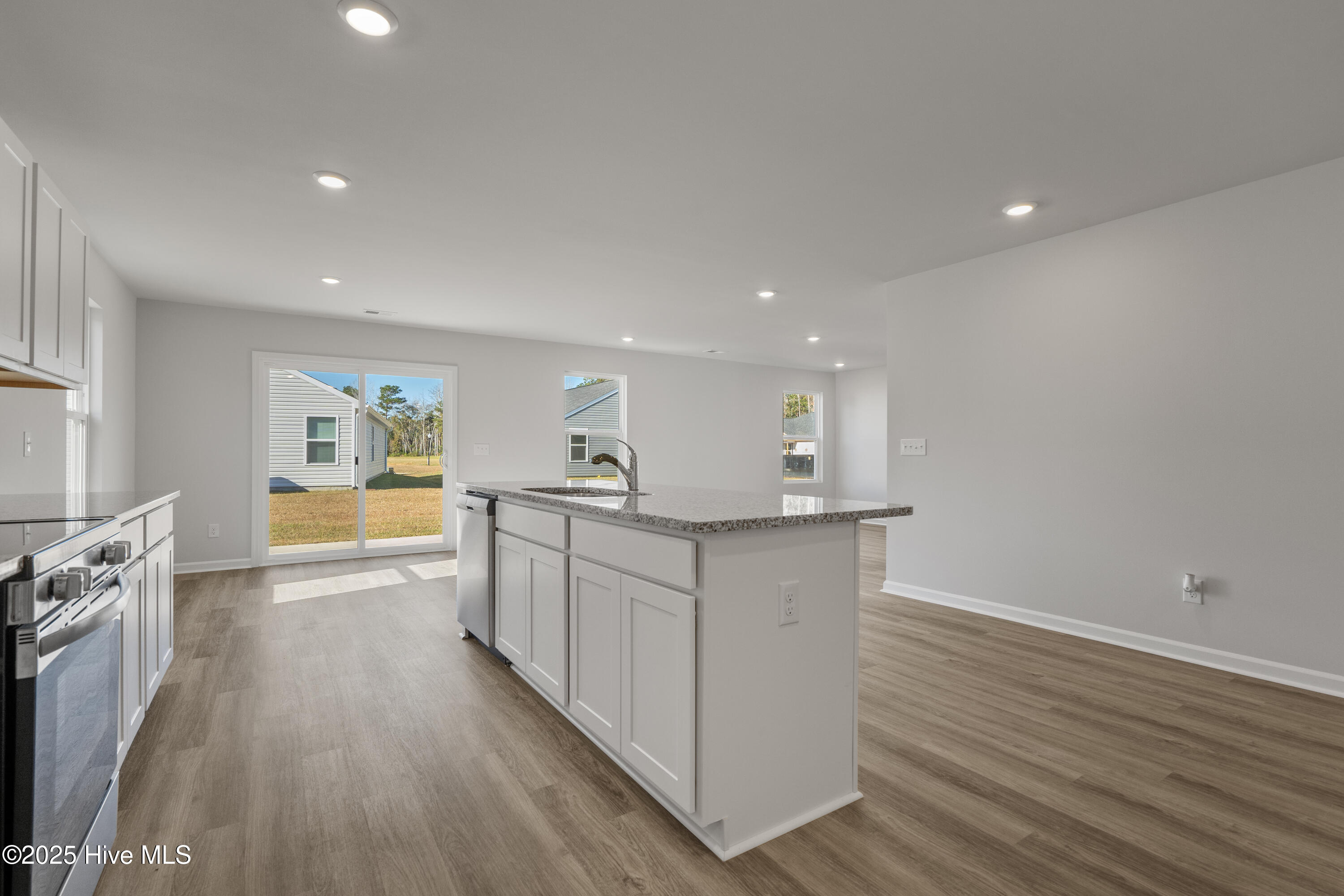 100528310 | Photo 18