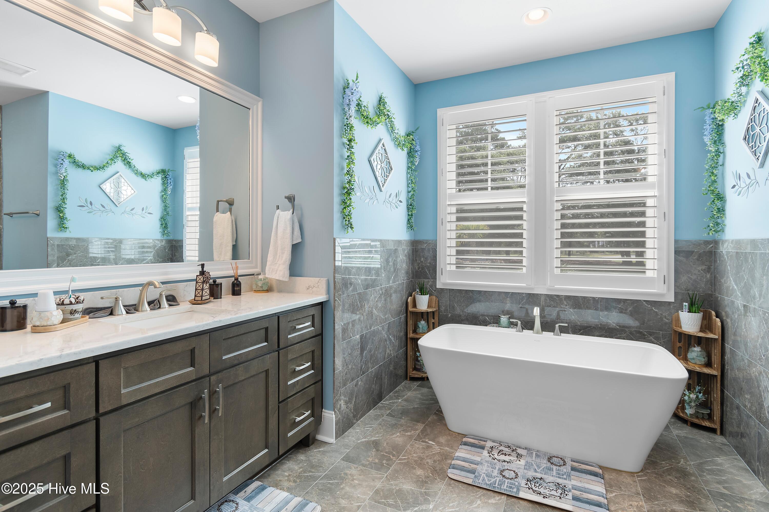 100518411 | Photo 24