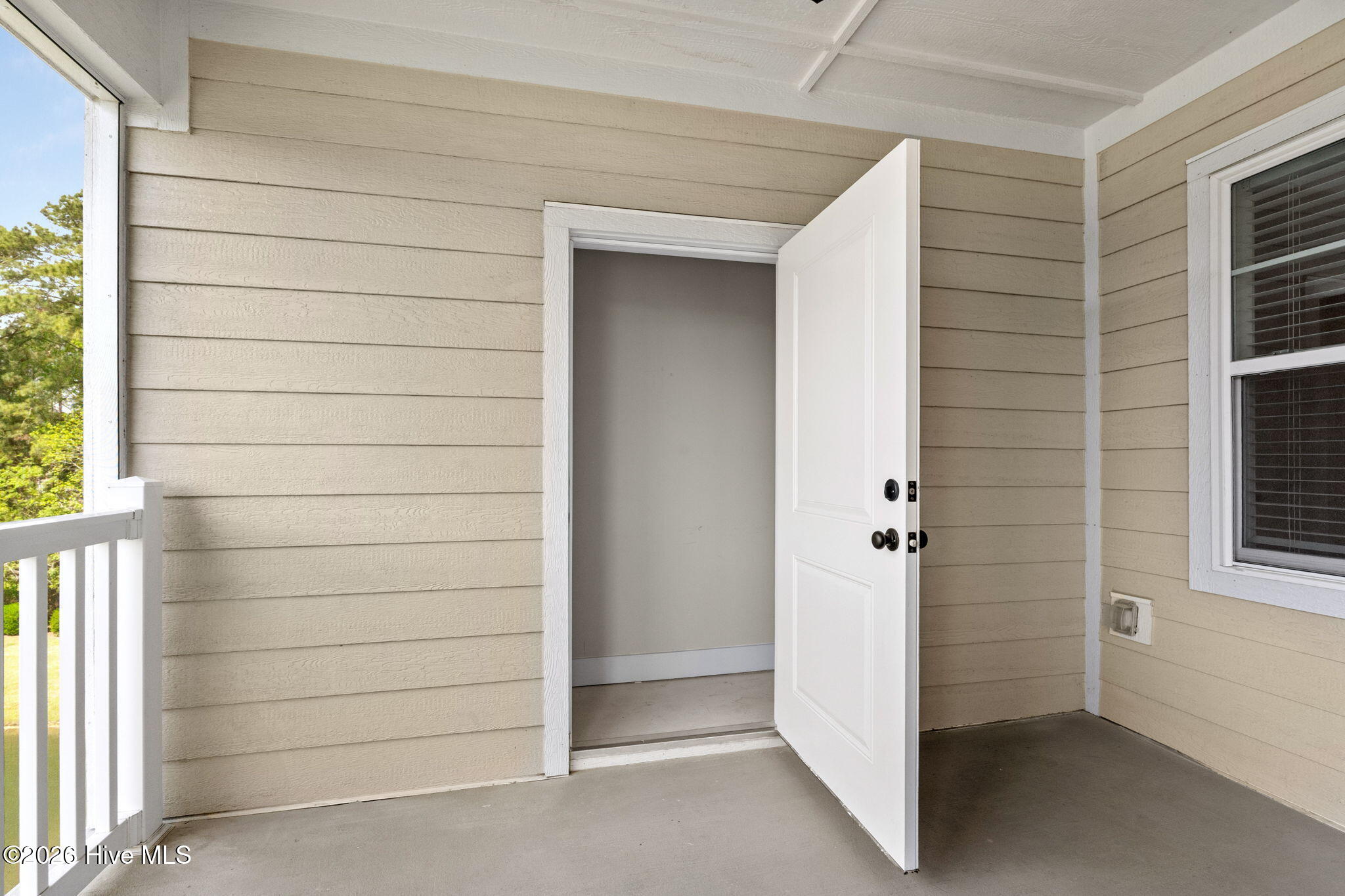 100566084 | Photo 24