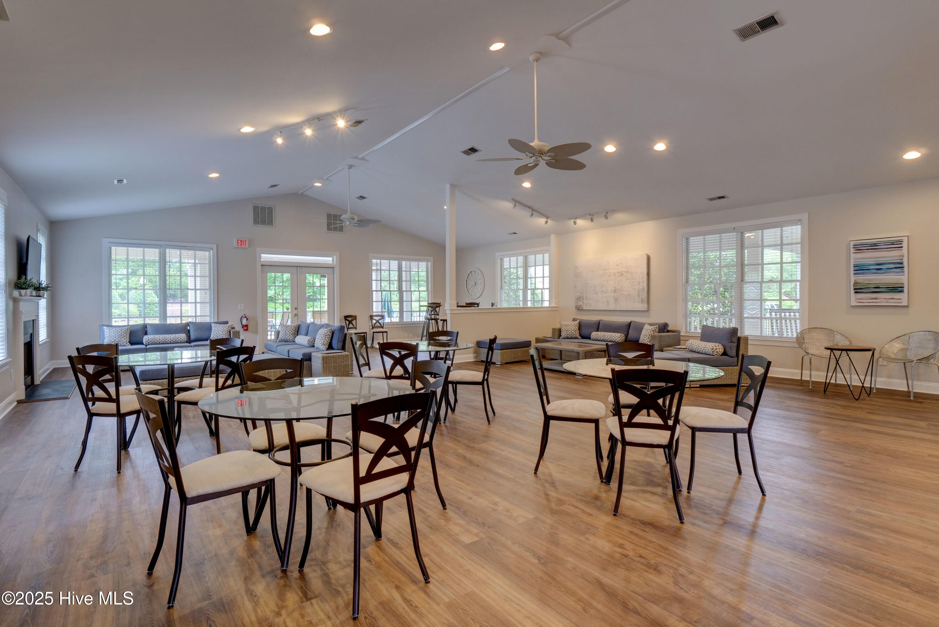 100533946 | Photo 53